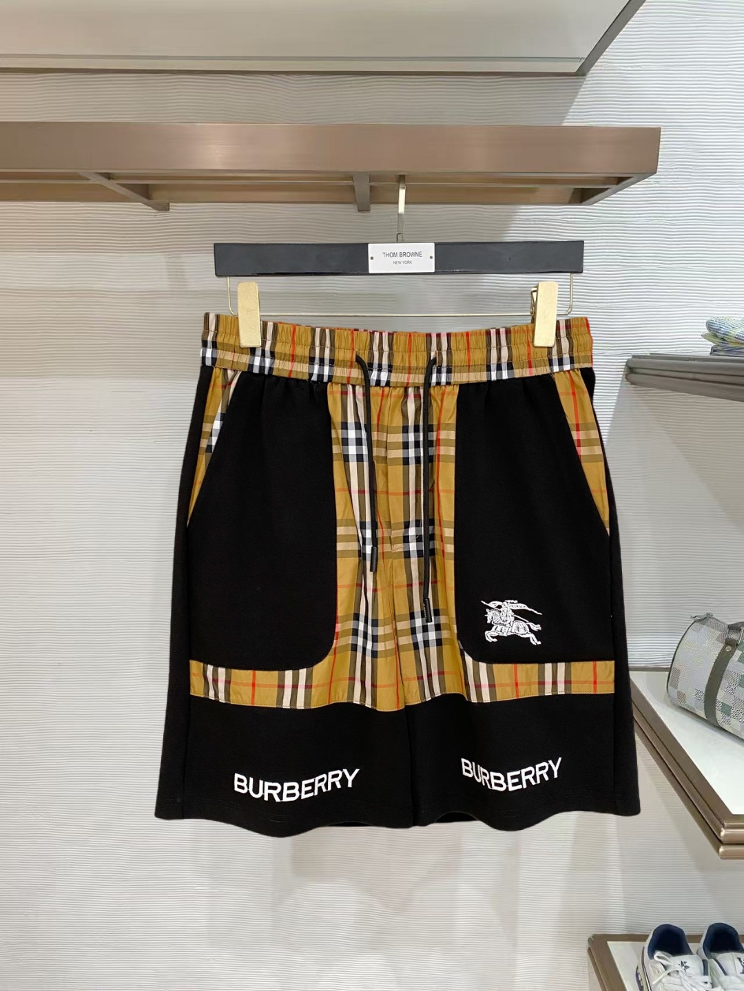 NO:847790,Burberry 2026 spring and summer new men's casual shorts, three-quarter pants, high-end goods, simple, fashionable and generous, customized original imported fabrics, simple and refreshing, high-quality workmanship details that can withstand any form of inspection, simple and generous, versatile style, elegant and handsome upper body, brand new sense of sight!  The appearance is incomparable, the details are in place, and the upper body is not picky!  Size M-3xL,,burberry,shorts,19860909巴宝莉2026春夏新款男士休闲短裤 五分裤 高端货简洁时尚大方定制原版进口面料简洁利落又清爽品质做工细节经得起任何形式检验简约大方百搭款 上身优雅帅气,焕然一新的即视感！品相无敌,细节都很到位,上身不挑人！ 码数M-3xL,,burberry,shorts,,Men's clothing