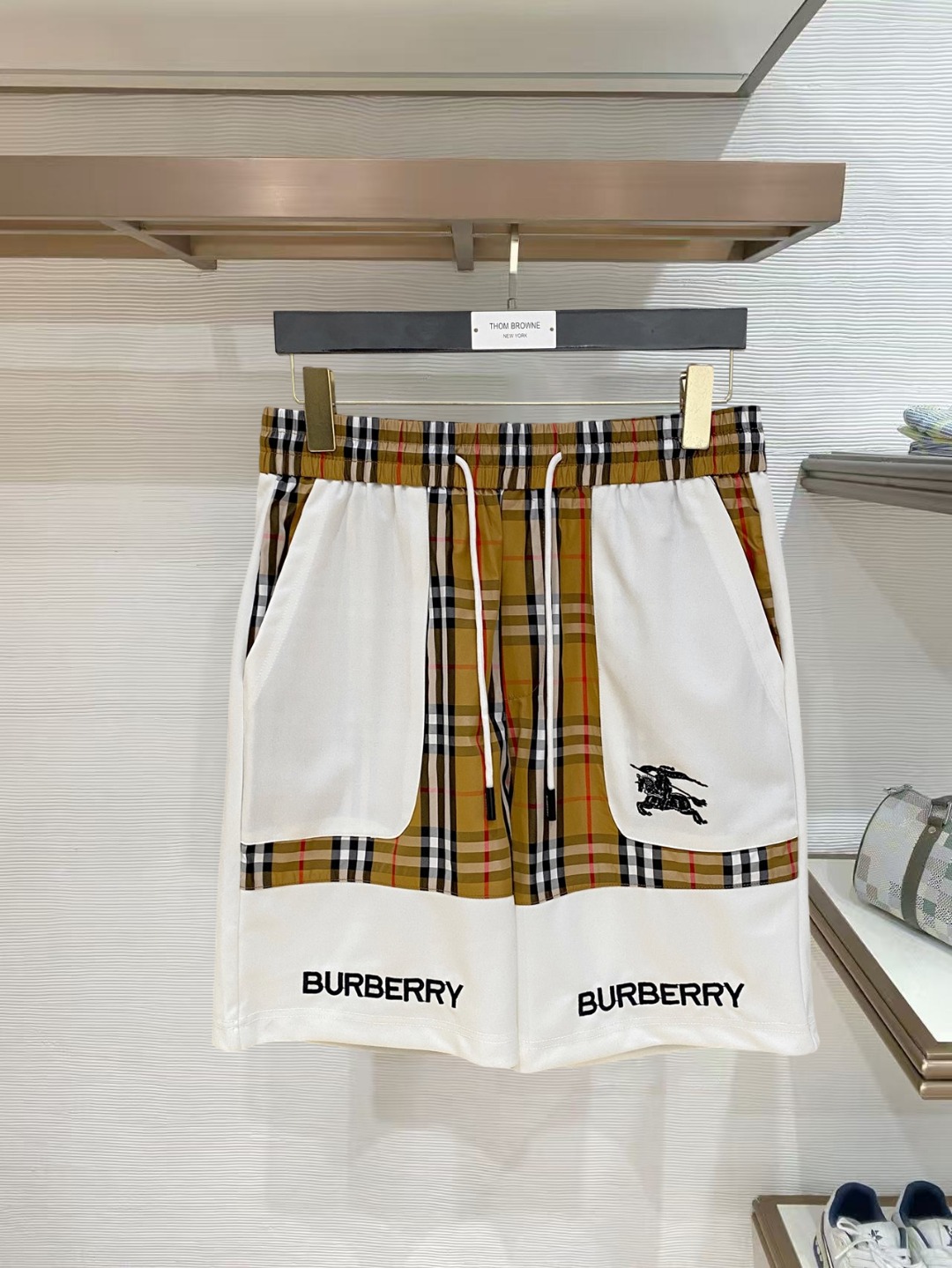 NO:847793,Burberry 2026 spring and summer new men's casual shorts, three-quarter pants, high-end goods, simple, fashionable and generous, customized original imported fabrics, simple and refreshing, high-quality workmanship details that can withstand any form of inspection, simple and generous, versatile style, elegant and handsome upper body, brand new sense of sight!  The appearance is incomparable, the details are in place, and the upper body is not picky!  Size M-3xL,,burberry,shorts,19860909巴宝莉 2026春夏新款男士休闲短裤 五分裤 高端货简洁时尚大方定制原版进口面料简洁利落又清爽品质做工细节经得起任何形式检验简约大方百搭款 上身优雅帅气,焕然一新的即视感！品相无敌,细节都很到位,上身不挑人！ 码数M-3xL,,burberry,shorts,,Men's clothing