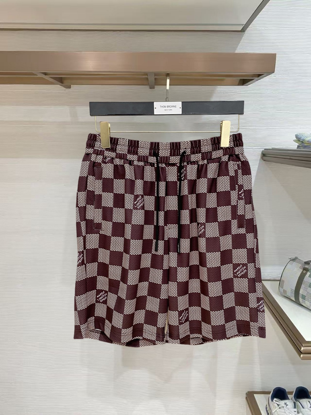 NO:847766,LV 2026 spring and summer new men's casual shorts, three-quarter pants, high-end goods, simple, fashionable and generous, customized original imported fabrics, simple and refreshing, high-quality workmanship details, can withstand any form of inspection, simple and generous, versatile style, elegant and handsome upper body, brand new sense of sight!  The appearance is incomparable, the details are in place, and the upper body is not picky!  Size M-3xL,,louis vuitton,shorts,19860909LV 2026春夏新款男士休闲短裤 五分裤 高端货简洁时尚大方定制原版进口面料简洁利落又清爽品质做工细节经得起任何形式检验简约大方百搭款 上身优雅帅气,焕然一新的即视感！品相无敌,细节都很到位,上身不挑人！ 码数M-3xL,,louis vuitton,shorts,,Men's clothing