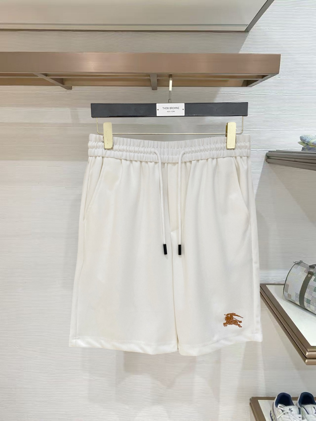 NO:847775,Burberry 2026 spring and summer new men's casual shorts, three-quarter pants, high-end goods, simple, fashionable and generous, customized original imported fabrics, simple and refreshing, high-quality workmanship details that can withstand any form of inspection, simple and generous, versatile style, elegant and handsome upper body, brand new sense of sight!  The appearance is incomparable, the details are in place, and the upper body is not picky!  Size M-3xL,,burberry,shorts,19860909巴宝莉 2026春夏新款男士休闲短裤 五分裤 高端货简洁时尚大方定制原版进口面料简洁利落又清爽品质做工细节经得起任何形式检验简约大方百搭款 上身优雅帅气,焕然一新的即视感！品相无敌,细节都很到位,上身不挑人！ 码数M-3xL,,burberry,shorts,,Men's clothing