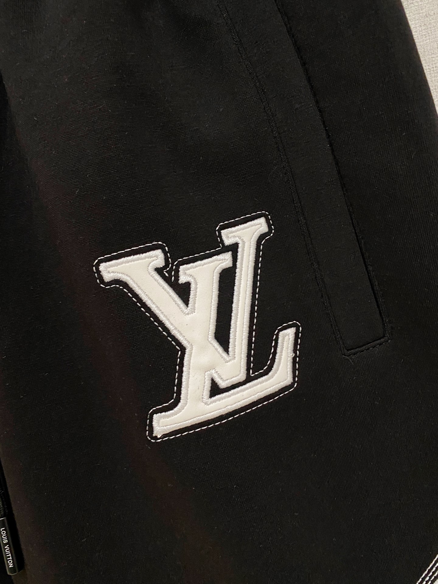 LV 2026春夏新款男士休闲短裤 五分裤 高端货简洁时尚大方定制原版进口面料简洁利落又清爽品质做工细节