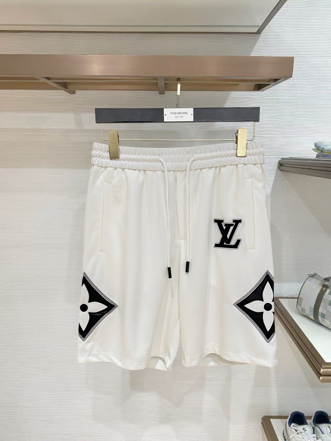 NO:847777,LV 2026 spring and summer new men's casual shorts, three-quarter pants, high-end goods, simple, fashionable and generous, customized original imported fabrics, simple and refreshing, high-quality workmanship details, can withstand any form of inspection, simple and generous, versatile style, elegant and handsome upper body, brand new sense of sight!  The appearance is incomparable, the details are in place, and the upper body is not picky!  Size M-3xL,,louis vuitton,shorts,19860909LV 2026春夏新款男士休闲短裤 五分裤 高端货简洁时尚大方定制原版进口面料简洁利落又清爽品质做工细节经得起任何形式检验简约大方百搭款 上身优雅帅气,焕然一新的即视感！品相无敌,细节都很到位,上身不挑人！ 码数M-3xL,,louis vuitton,shorts,,Men's clothing