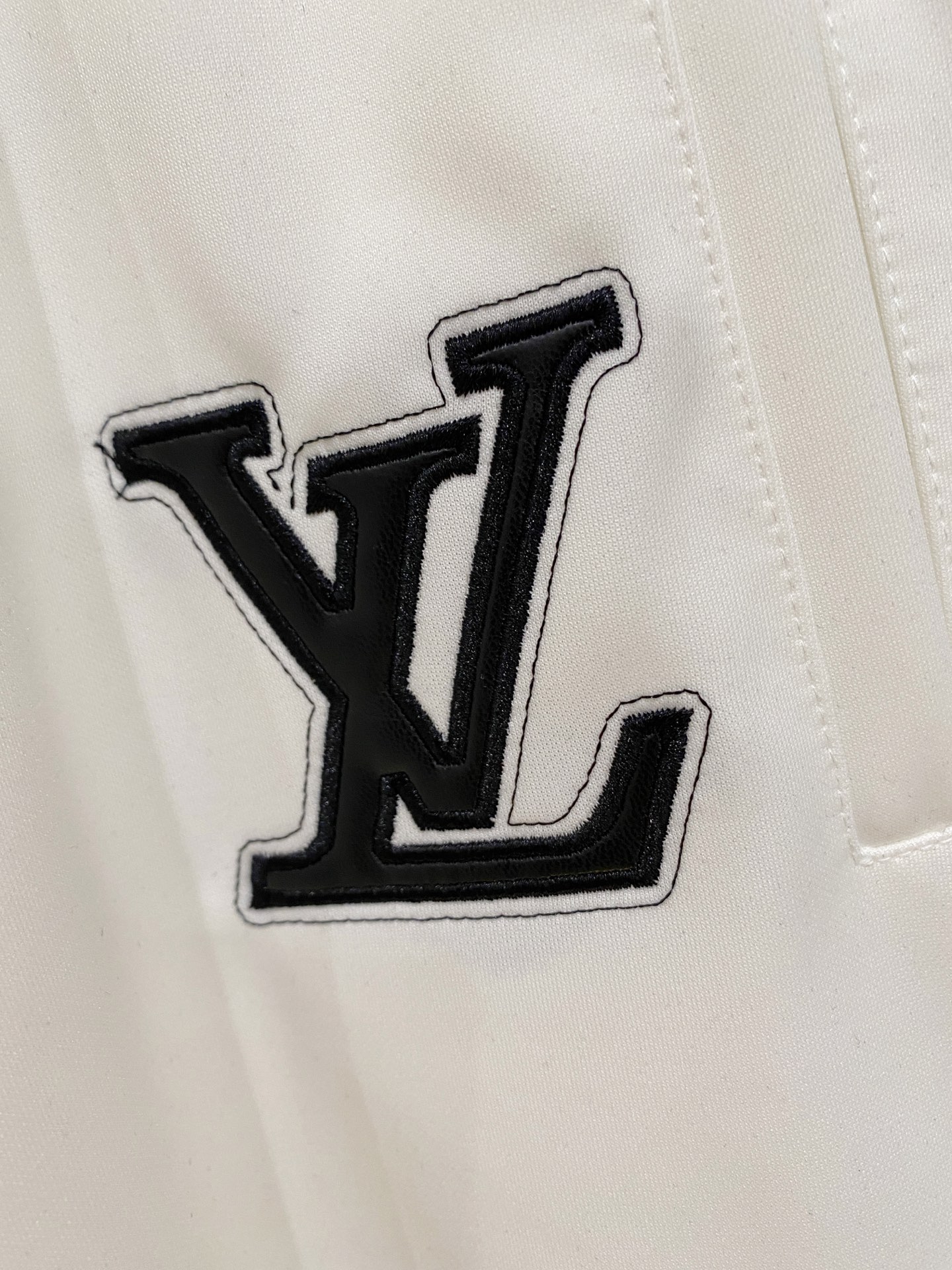 LV 2026春夏新款男士休闲短裤 五分裤 高端货简洁时尚大方定制原版进口面料简洁利落又清爽品质做工细节