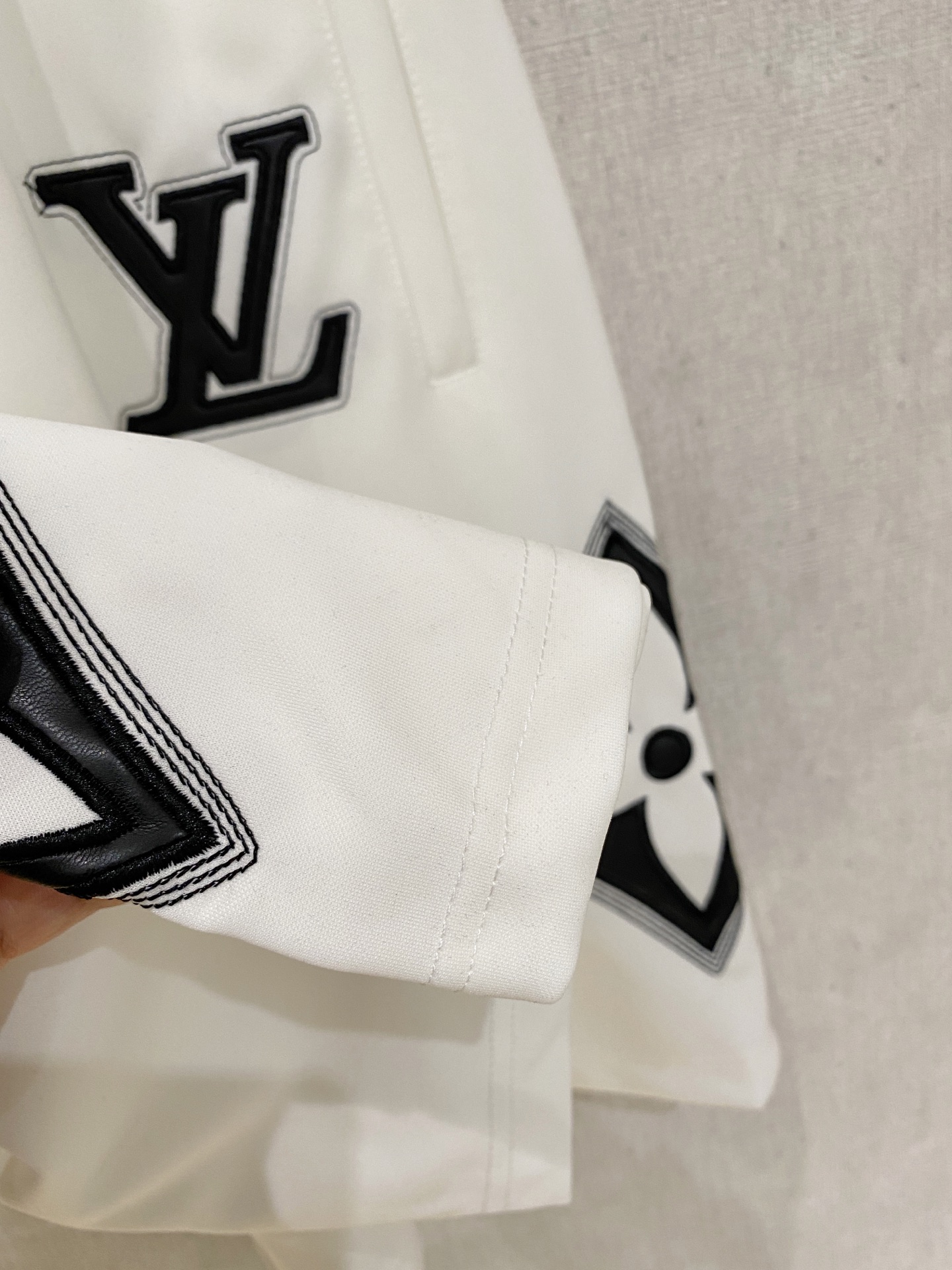 LV 2026春夏新款男士休闲短裤 五分裤 高端货简洁时尚大方定制原版进口面料简洁利落又清爽品质做工细节