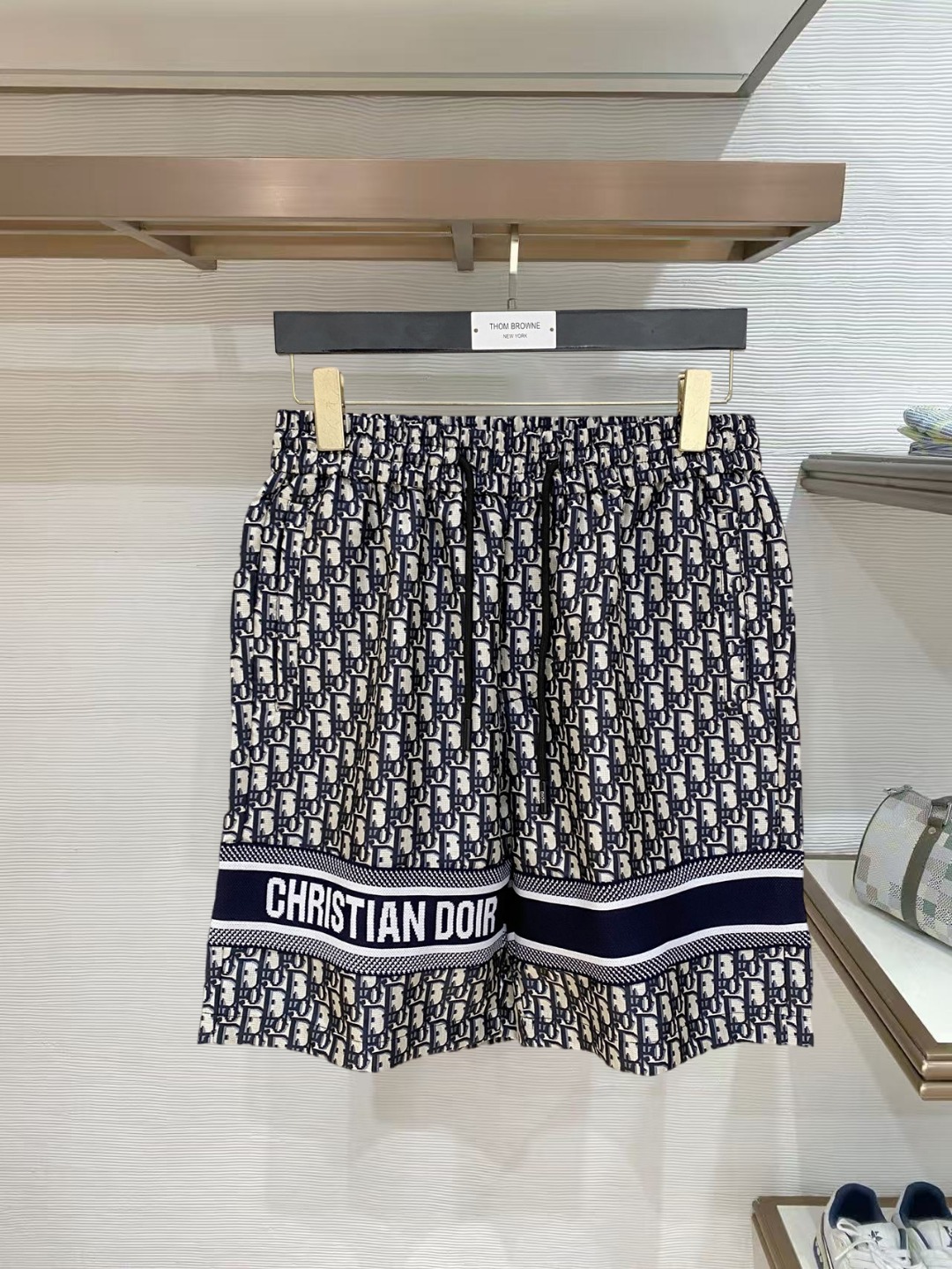 NO:847780,Dior's 2026 spring and summer new men's casual shorts, three-quarter pants, high-end goods, simple, fashionable and generous, customized original imported fabrics, simple and refreshing, high-quality workmanship details that can withstand any form of inspection, simple and generous, versatile style, elegant and handsome upper body, brand new sense of sight!  The appearance is incomparable, the details are in place, and the upper body is not picky!  Size M-3xL,,dior,shorts,19860909迪奥 2026春夏新款男士休闲短裤 五分裤 高端货简洁时尚大方定制原版进口面料简洁利落又清爽品质做工细节经得起任何形式检验简约大方百搭款 上身优雅帅气,焕然一新的即视感！品相无敌,细节都很到位,上身不挑人！ 码数M-3xL,,dior,shorts,,Men's clothing