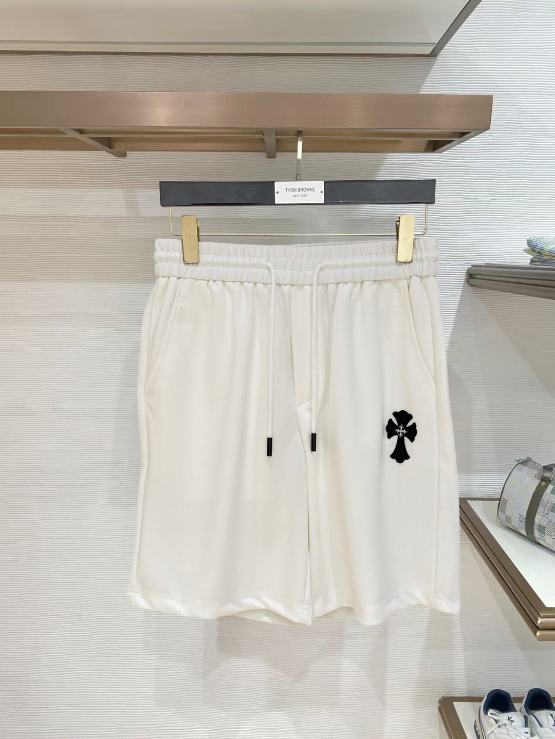 NO:847783,Kroxin 2026 spring and summer new men's casual shorts, three-quarter pants, high-end goods, simple, fashionable and generous, customized original imported fabrics, simple and refreshing, high-quality workmanship details, can withstand any form of inspection, simple and generous, versatile style, elegant and handsome upper body, brand new sense of sight!  The appearance is incomparable, the details are in place, and the upper body is not picky!  Size M-3xL,,chrome hearts,shorts,19860909克罗心 2026春夏新款男士休闲短裤 五分裤 高端货简洁时尚大方定制原版进口面料简洁利落又清爽品质做工细节经得起任何形式检验简约大方百搭款 上身优雅帅气,焕然一新的即视感！品相无敌,细节都很到位,上身不挑人！ 码数M-3xL,,chrome hearts,shorts,,Men's clothing