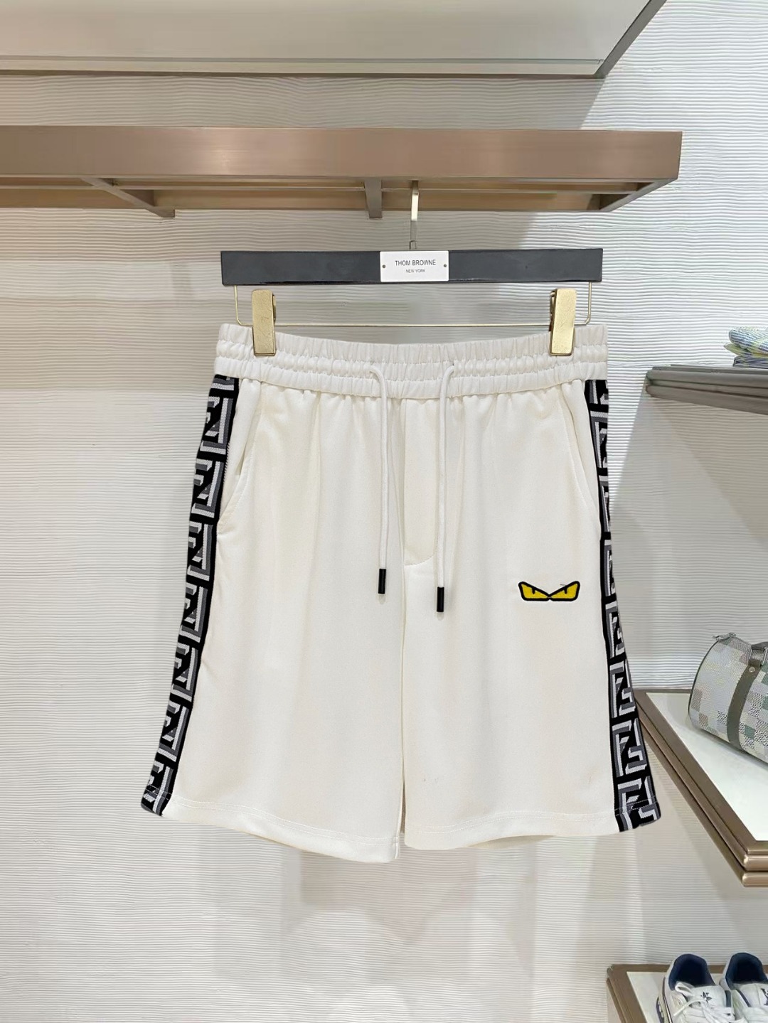 NO:847789,Fendi 2026 spring and summer new men's casual shorts, three-quarter pants, high-end goods, simple, fashionable and generous, customized original imported fabrics, simple, neat and refreshing, high-quality workmanship details that can withstand any form of inspection, simple and generous, versatile style, elegant and handsome upper body, brand new sense of sight!  The appearance is incomparable, the details are in place, and the upper body is not picky!  Size M-3xL,,fendi,shorts,19860909芬迪 2026春夏新款男士休闲短裤 五分裤 高端货简洁时尚大方定制原版进口面料简洁利落又清爽品质做工细节经得起任何形式检验简约大方百搭款 上身优雅帅气,焕然一新的即视感！品相无敌,细节都很到位,上身不挑人！ 码数M-3xL,,fendi,shorts,,Men's clothing