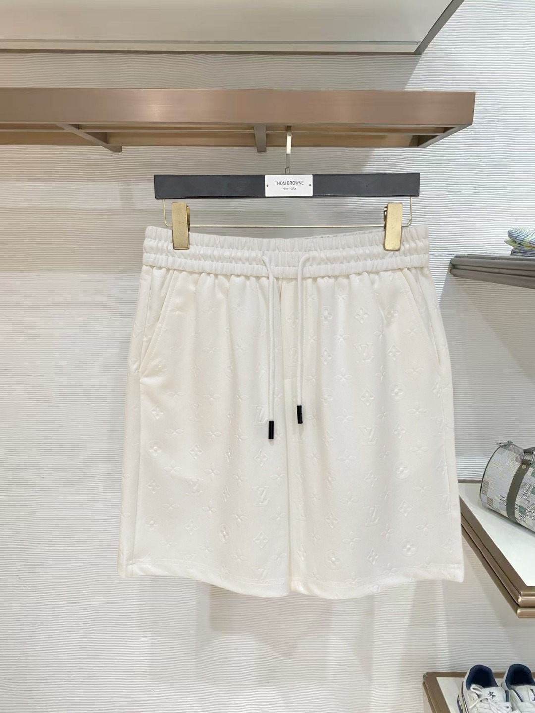NO:847792,LV 2026 spring and summer new men's casual shorts, three-quarter pants, high-end goods, simple, fashionable and generous, customized original imported fabrics, simple and refreshing, high-quality workmanship details, can withstand any form of inspection, simple and generous, versatile style, elegant and handsome upper body, brand new sense of sight!  The appearance is incomparable, the details are in place, and the upper body is not picky!  Size M-3xL,,louis vuitton,shorts,19860909LV 2026春夏新款男士休闲短裤 五分裤 高端货简洁时尚大方定制原版进口面料简洁利落又清爽品质做工细节经得起任何形式检验简约大方百搭款 上身优雅帅气,焕然一新的即视感！品相无敌,细节都很到位,上身不挑人！ 码数M-3xL,,louis vuitton,shorts,,Men's clothing