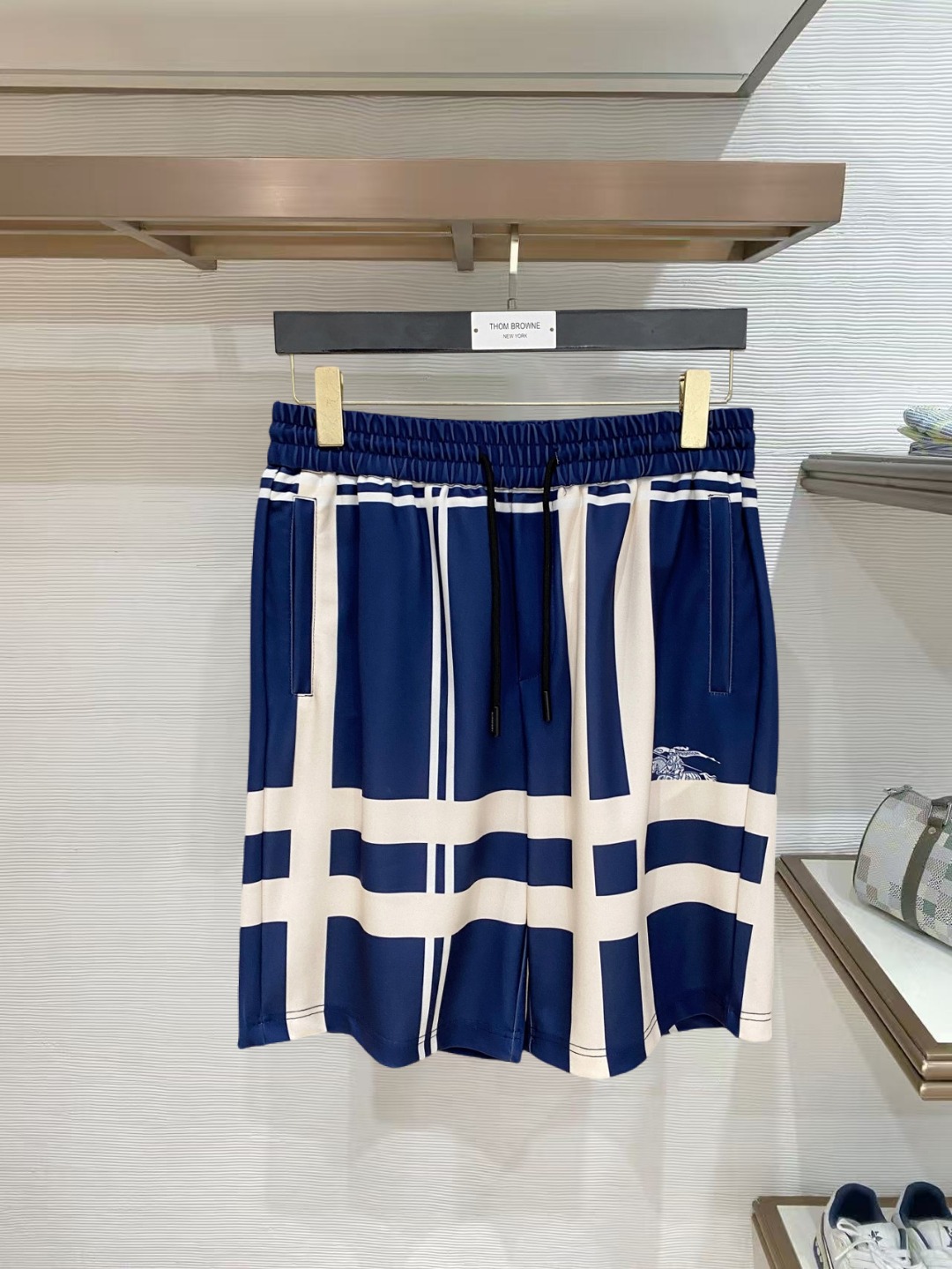 NO:847767,Burberry 2026 spring and summer new men's casual shorts, three-quarter pants, high-end goods, simple, fashionable and generous, customized original imported fabrics, simple and refreshing, high-quality workmanship details that can withstand any form of inspection, simple and generous, versatile style, elegant and handsome upper body, brand new sense of sight!  The appearance is incomparable, the details are in place, and the upper body is not picky!  Size M-3xL,,burberry,shorts,19860909巴宝莉 2026春夏新款男士休闲短裤 五分裤 高端货简洁时尚大方定制原版进口面料简洁利落又清爽品质做工细节经得起任何形式检验简约大方百搭款 上身优雅帅气,焕然一新的即视感！品相无敌,细节都很到位,上身不挑人！ 码数M-3xL,,burberry,shorts,,Men's clothing