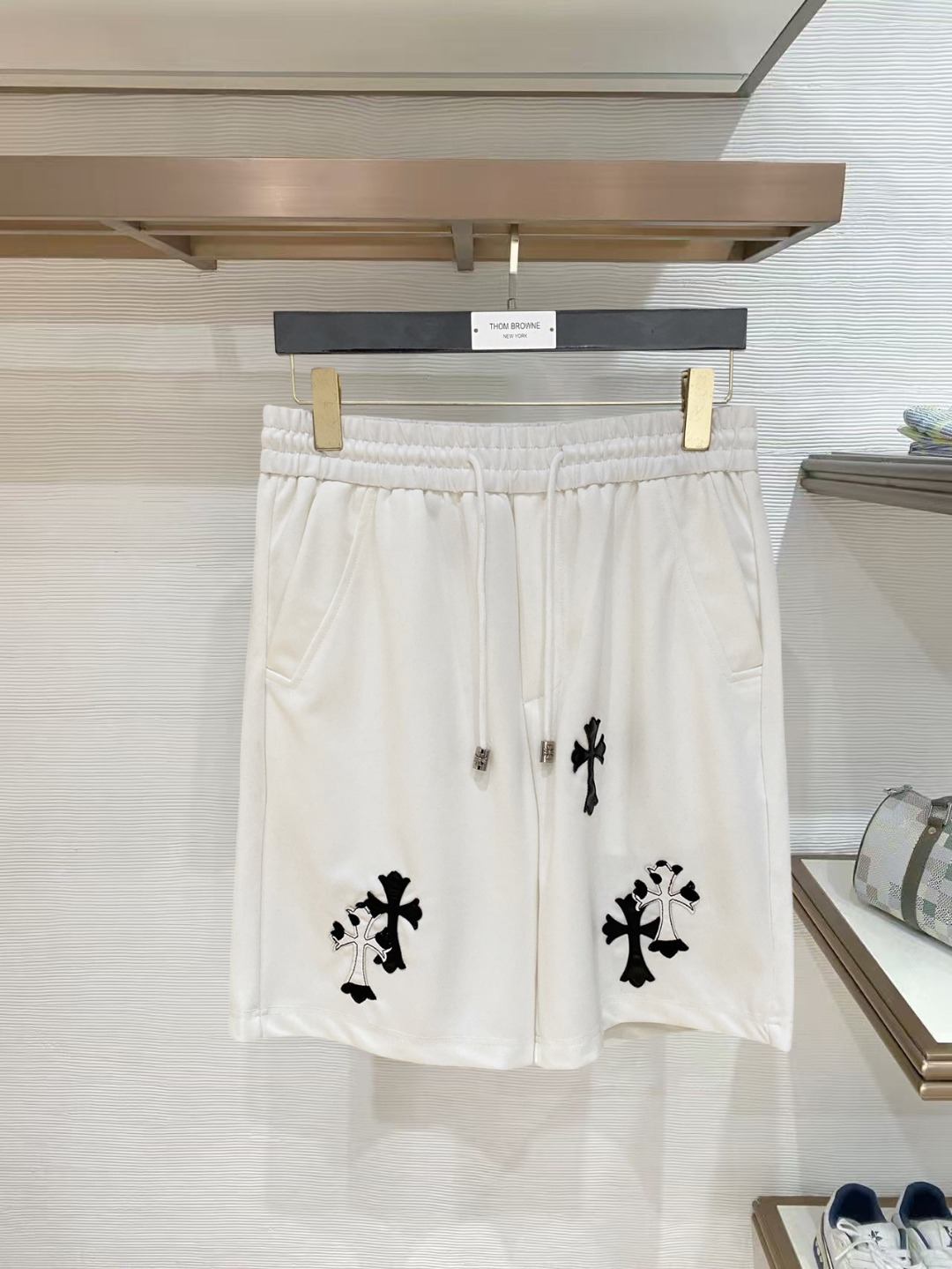 NO:847770,Kroxin 2026 spring and summer new men's casual shorts, three-quarter pants, high-end goods, simple, fashionable and generous, customized original imported fabrics, simple and refreshing, high-quality workmanship details, can withstand any form of inspection, simple and generous, versatile style, elegant and handsome upper body, brand new sense of sight!  The appearance is incomparable, the details are in place, and the upper body is not picky!  Size M-3xL,,chrome hearts,shorts,19860909克罗心 2026春夏新款男士休闲短裤 五分裤 高端货简洁时尚大方定制原版进口面料简洁利落又清爽品质做工细节经得起任何形式检验简约大方百搭款 上身优雅帅气,焕然一新的即视感！品相无敌,细节都很到位,上身不挑人！ 码数M-3xL,,chrome hearts,shorts,,Men's clothing