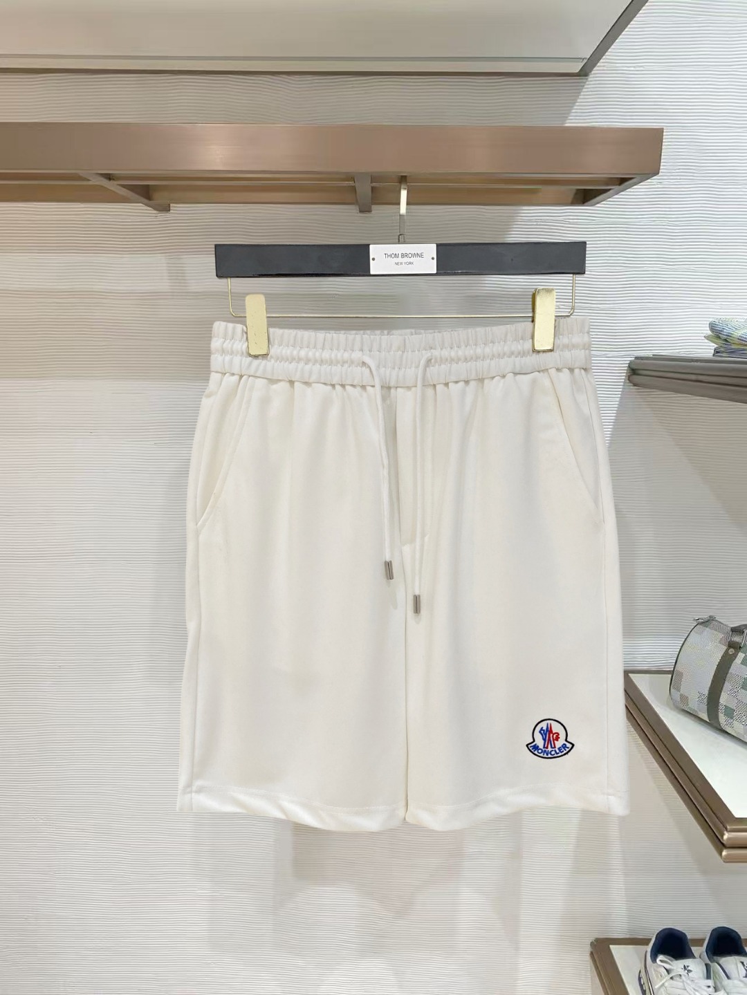 NO:847773,Mengkou 2026 spring and summer new men's casual shorts, three-quarter pants, high-end goods, simple, fashionable and generous, customized original imported fabrics, simple and refreshing, high-quality workmanship details that can withstand any form of inspection, simple and generous, versatile style, elegant and handsome upper body, brand new sense of sight!  The appearance is incomparable, the details are in place, and the upper body is not picky!  Size M-3xL,,Moncler,shorts,19860909蒙口 2026春夏新款男士休闲短裤 五分裤 高端货简洁时尚大方定制原版进口面料简洁利落又清爽品质做工细节经得起任何形式检验简约大方百搭款 上身优雅帅气,焕然一新的即视感！品相无敌,细节都很到位,上身不挑人！ 码数M-3xL,,Moncler,shorts,,Men's clothing