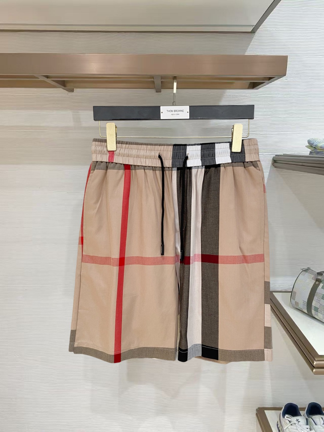 NO:847776,Burberry 2026 spring and summer new men's casual shorts, three-quarter pants, high-end goods, simple, fashionable and generous, customized original imported fabrics, simple and refreshing, high-quality workmanship details that can withstand any form of inspection, simple and generous, versatile style, elegant and handsome upper body, brand new sense of sight!  The appearance is incomparable, the details are in place, and the upper body is not picky!  Size M-3xL,,burberry,shorts,19860909巴宝莉 2026春夏新款男士休闲短裤 五分裤 高端货简洁时尚大方定制原版进口面料简洁利落又清爽品质做工细节经得起任何形式检验简约大方百搭款 上身优雅帅气,焕然一新的即视感！品相无敌,细节都很到位,上身不挑人！ 码数M-3xL,,burberry,shorts,,Men's clothing