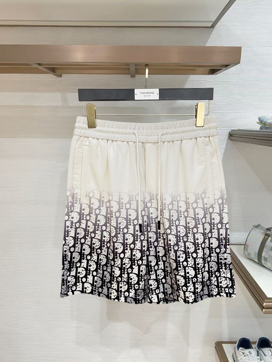NO:847782,Dior's 2026 spring and summer new men's casual shorts, three-quarter pants, high-end goods, simple, fashionable and generous, customized original imported fabrics, simple and refreshing, high-quality workmanship details that can withstand any form of inspection, simple and generous, versatile style, elegant and handsome upper body, brand new sense of sight!  The appearance is incomparable, the details are in place, and the upper body is not picky!  Size M-3xL,,dior,shorts,19860909迪奥 2026春夏新款男士休闲短裤 五分裤 高端货简洁时尚大方定制原版进口面料简洁利落又清爽品质做工细节经得起任何形式检验简约大方百搭款 上身优雅帅气,焕然一新的即视感！品相无敌,细节都很到位,上身不挑人！ 码数M-3xL,,dior,shorts,,Men's clothing