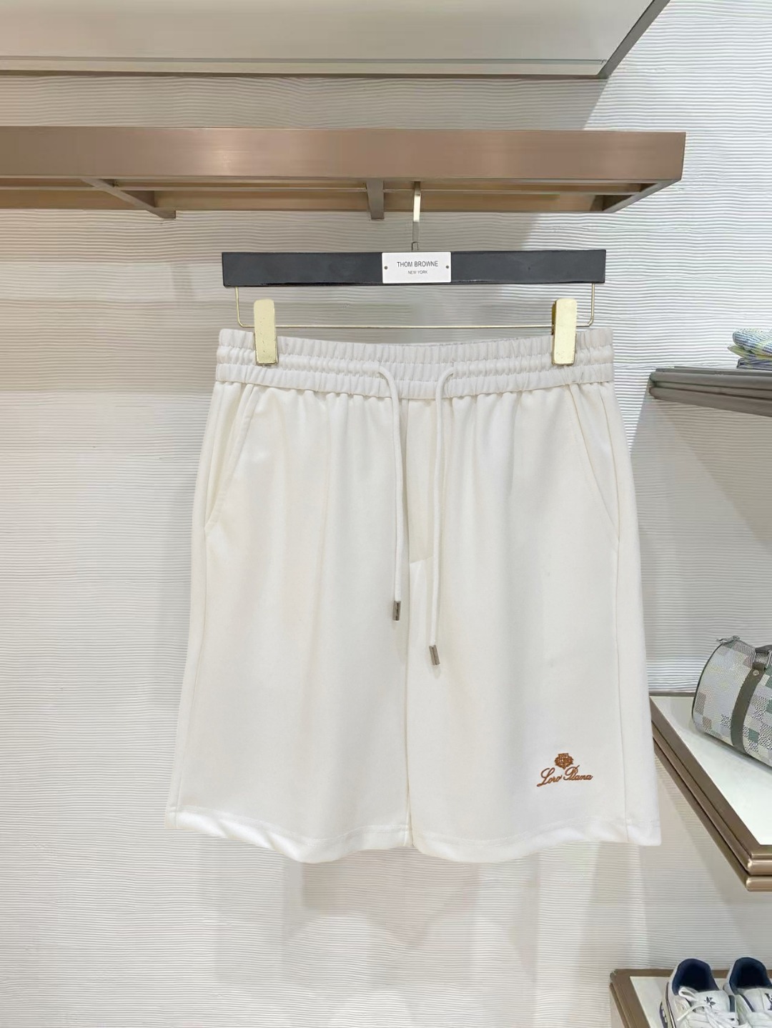 NO:847785,LP 1926 spring and summer new men's casual shorts, three-quarter pants, high-end goods, simple, fashionable and generous, customized original imported fabrics, simple, neat and refreshing, high-quality workmanship details that can withstand any form of inspection, simple and generous, versatile style, elegant and handsome upper body, brand new sense of sight!  The appearance is incomparable, the details are in place, and the upper body is not picky!  Size M-3xL,,loro piana,shorts,19860909LP 1926春夏新款男士休闲短裤 五分裤 高端货简洁时尚大方定制原版进口面料简洁利落又清爽品质做工细节经得起任何形式检验简约大方百搭款 上身优雅帅气,焕然一新的即视感！品相无敌,细节都很到位,上身不挑人！ 码数M-3xL,,loro piana,shorts,,Men's clothing