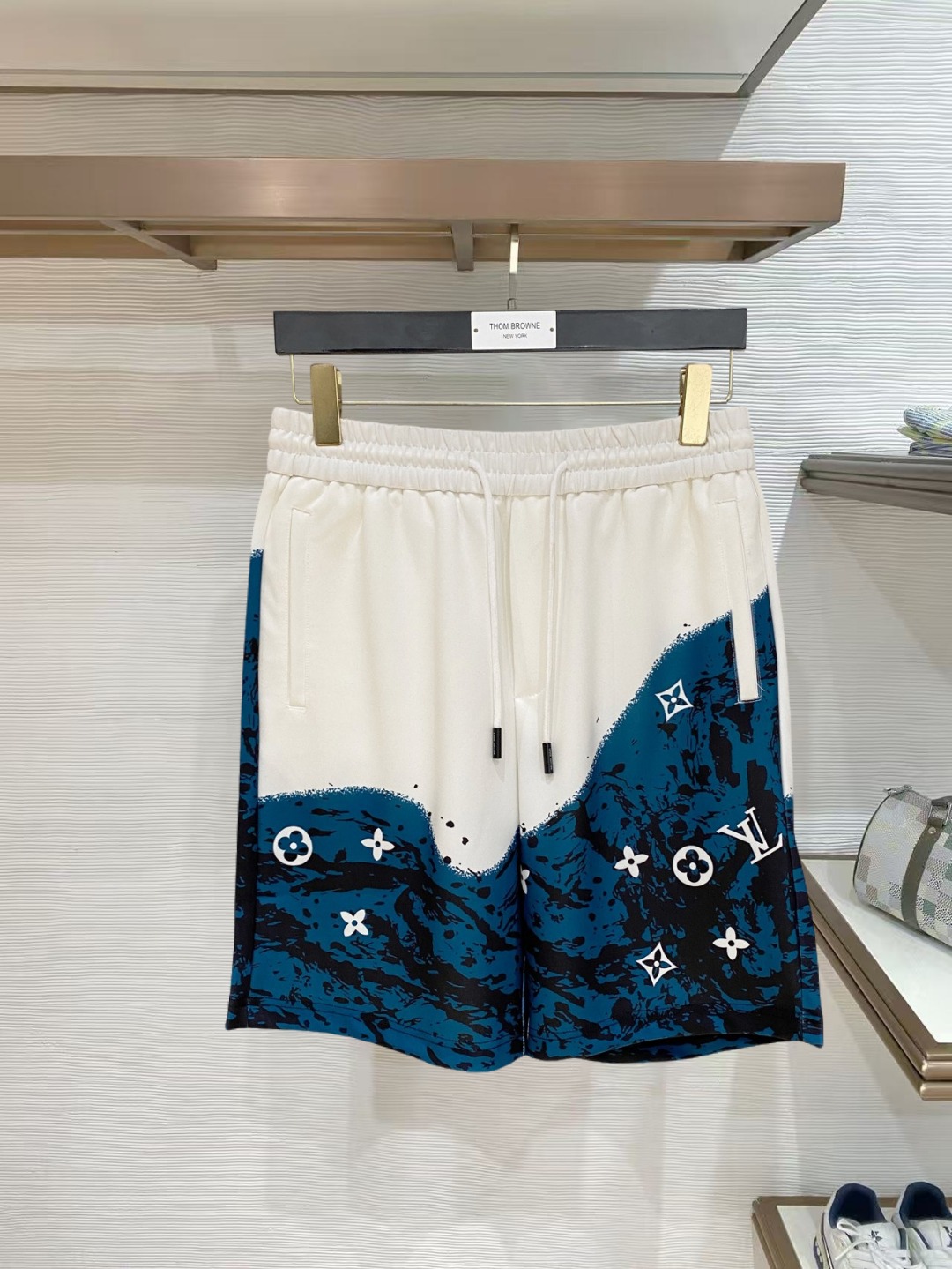 NO:847787,LV 2026 spring and summer new men's casual shorts, three-quarter pants, high-end goods, simple, fashionable and generous, customized original imported fabrics, simple and refreshing, high-quality workmanship details, can withstand any form of inspection, simple and generous, versatile style, elegant and handsome upper body, brand new sense of sight!  The appearance is incomparable, the details are in place, and the upper body is not picky!  Size M-3xL,,louis vuitton,shorts,19860909LV 2026春夏新款男士休闲短裤 五分裤 高端货简洁时尚大方定制原版进口面料简洁利落又清爽品质做工细节经得起任何形式检验简约大方百搭款 上身优雅帅气,焕然一新的即视感！品相无敌,细节都很到位,上身不挑人！ 码数M-3xL,,louis vuitton,shorts,,Men's clothing