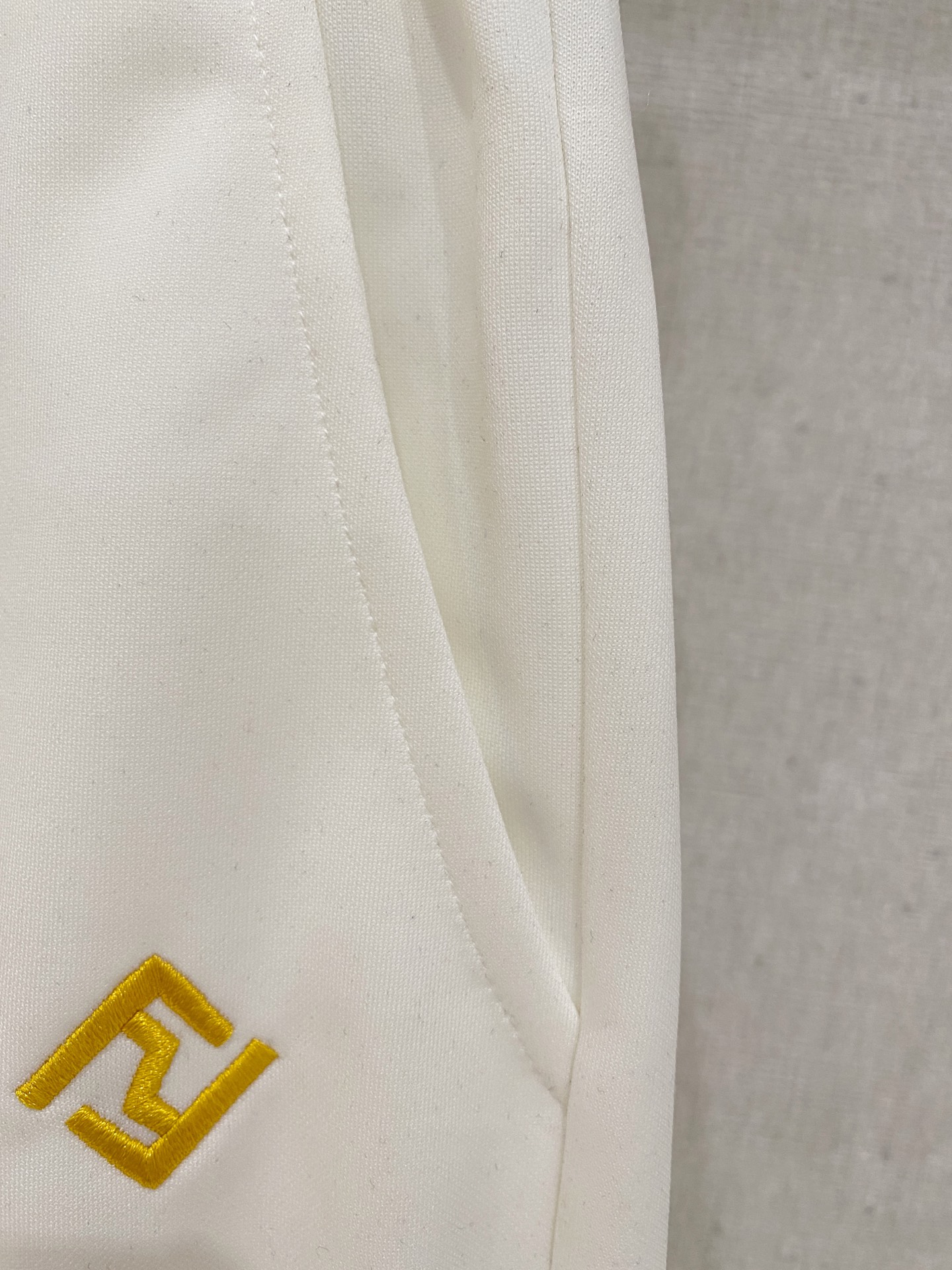 芬迪 2026春夏新款男士休闲短裤 五分裤 高端货简洁时尚大方定制原版进口面料简洁利落又清爽品质做工细节