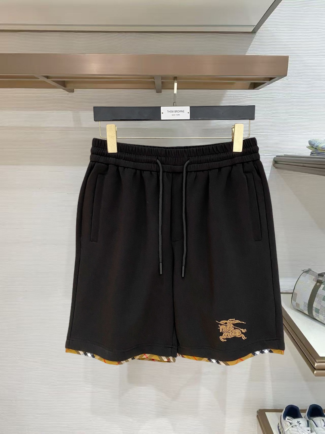 NO:847797,Burberry 2026 spring and summer new men's casual shorts, three-quarter pants, high-end goods, simple, fashionable and generous, customized original imported fabrics, simple and refreshing, high-quality workmanship details that can withstand any form of inspection, simple and generous, versatile style, elegant and handsome upper body, brand new sense of sight!  The appearance is incomparable, the details are in place, and the upper body is not picky!  Size M-3xL,,burberry,shorts,19860909巴宝莉 2026春夏新款男士休闲短裤 五分裤 高端货简洁时尚大方定制原版进口面料简洁利落又清爽品质做工细节经得起任何形式检验简约大方百搭款 上身优雅帅气,焕然一新的即视感！品相无敌,细节都很到位,上身不挑人！ 码数M-3xL,,burberry,shorts,,Men's clothing