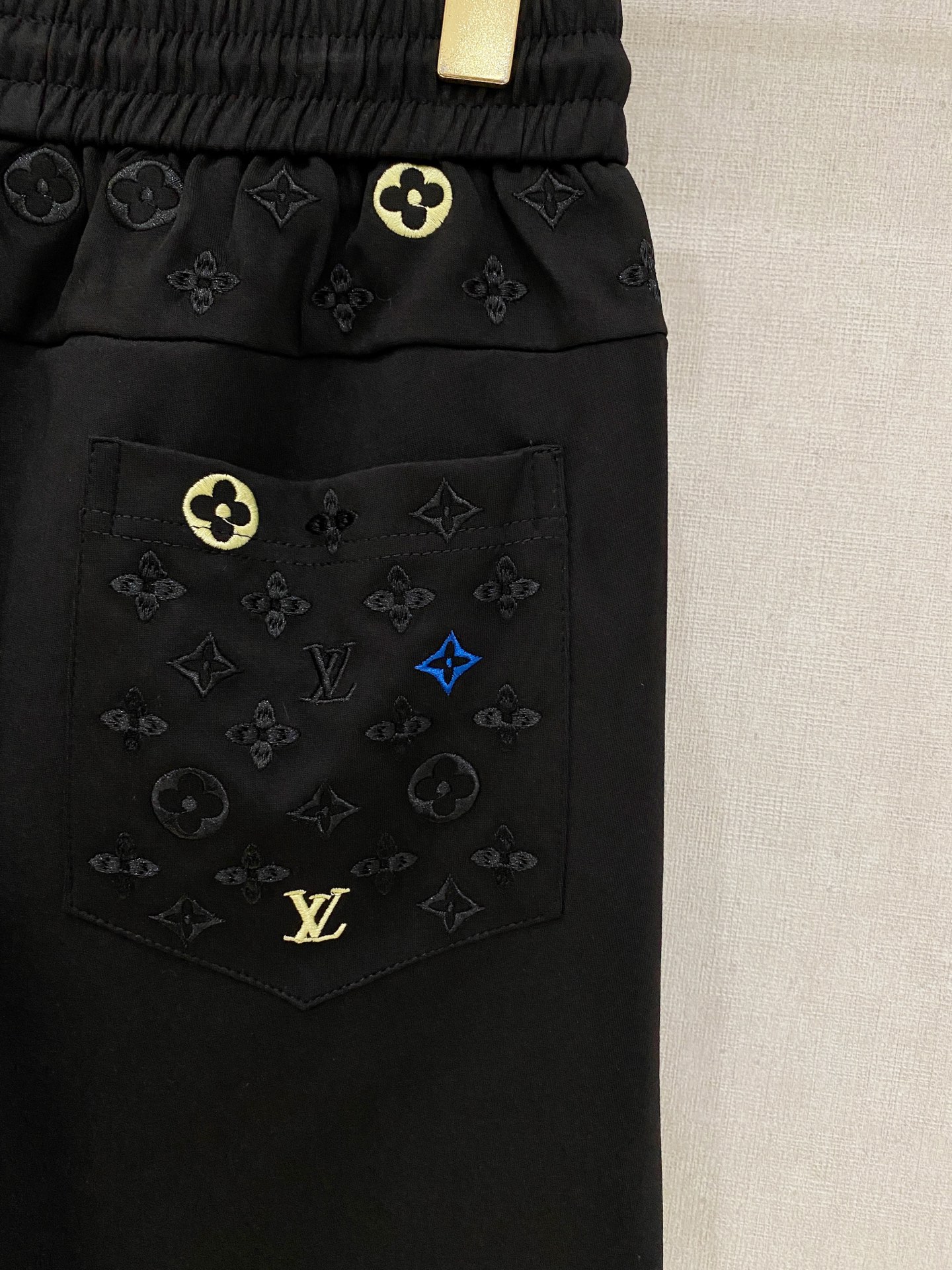 LV 2026春夏新款男士休闲短裤 五分裤 高端货简洁时尚大方定制原版进口面料简洁利落又清爽品质做工细节