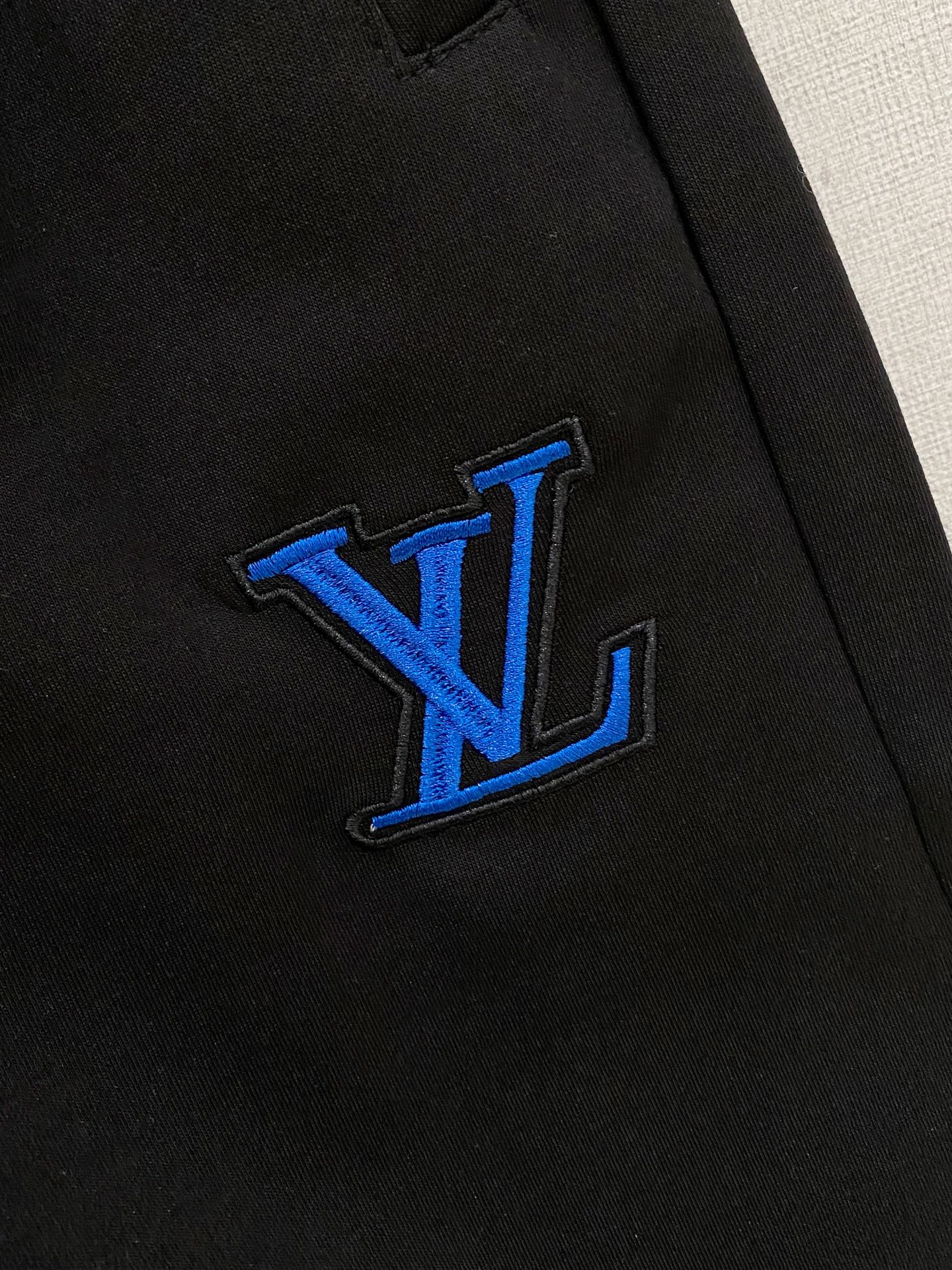 LV 2026春夏新款男士休闲短裤 五分裤 高端货简洁时尚大方定制原版进口面料简洁利落又清爽品质做工细节