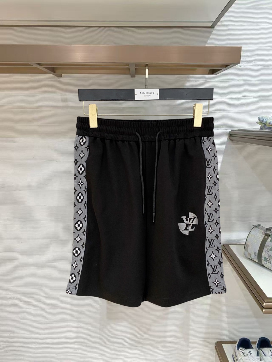 NO:847799,LV 2026 spring and summer new men's casual shorts, three-quarter pants, high-end goods, simple, fashionable and generous, customized original imported fabrics, simple and refreshing, high-quality workmanship details, can withstand any form of inspection, simple and generous, versatile style, elegant and handsome upper body, brand new sense of sight!  The appearance is incomparable, the details are in place, and the upper body is not picky!  Size M-3xL,,louis vuitton,shorts,19860909LV 2026春夏新款男士休闲短裤 五分裤 高端货简洁时尚大方定制原版进口面料简洁利落又清爽品质做工细节经得起任何形式检验简约大方百搭款 上身优雅帅气,焕然一新的即视感！品相无敌,细节都很到位,上身不挑人！ 码数M-3xL,,louis vuitton,shorts,,Men's clothing