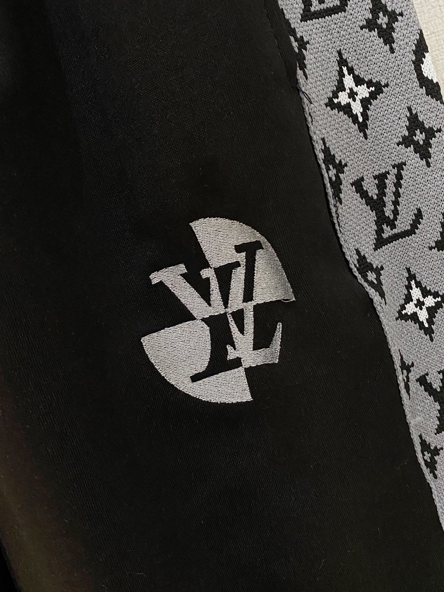 LV 2026春夏新款男士休闲短裤 五分裤 高端货简洁时尚大方定制原版进口面料简洁利落又清爽品质做工细节