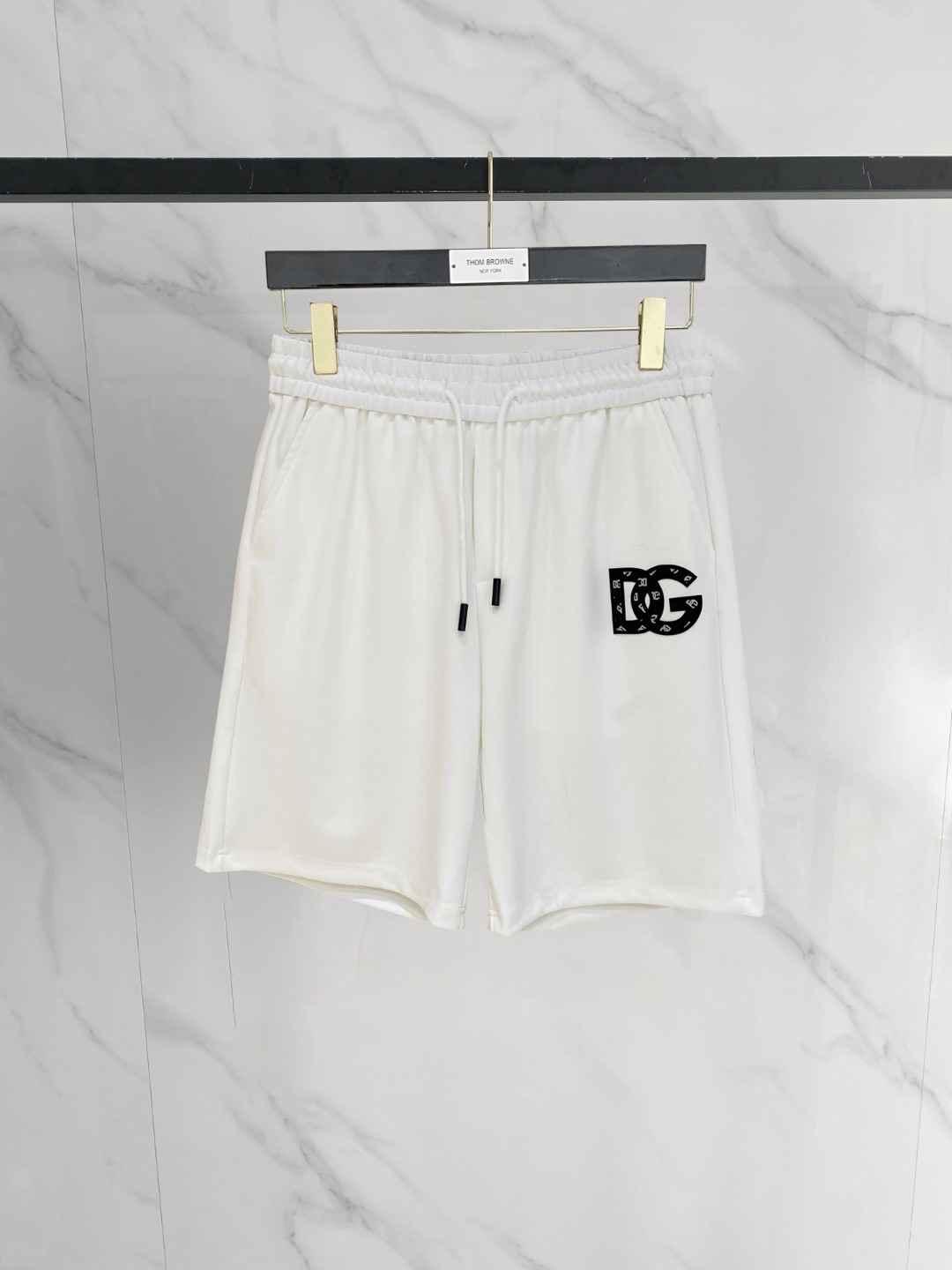 NO:776545,DG 2026 new spring and summer men's casual shorts, three-quarter pants, high-end goods, simple, fashionable and generous, customized original imported fabrics, simple and refreshing, high-quality workmanship details, exquisite, simple and generous, versatile style, elegant and handsome upper body, brand new sense of sight!  The appearance is incomparable, the details are in place, and the upper body is not picky!  Code number M-3xL,,shorts,19860909DG 2026春夏新款男士休闲短裤 五分裤 高端货简洁时尚大方定制原版进口面料简洁利落又清爽品质做工细节精美简约大方百搭款 上身优雅帅气,焕然一新的即视感！品相无敌,细节都很到位,上身不挑人！ 码数M-3xL,,shorts,,Men's clothing