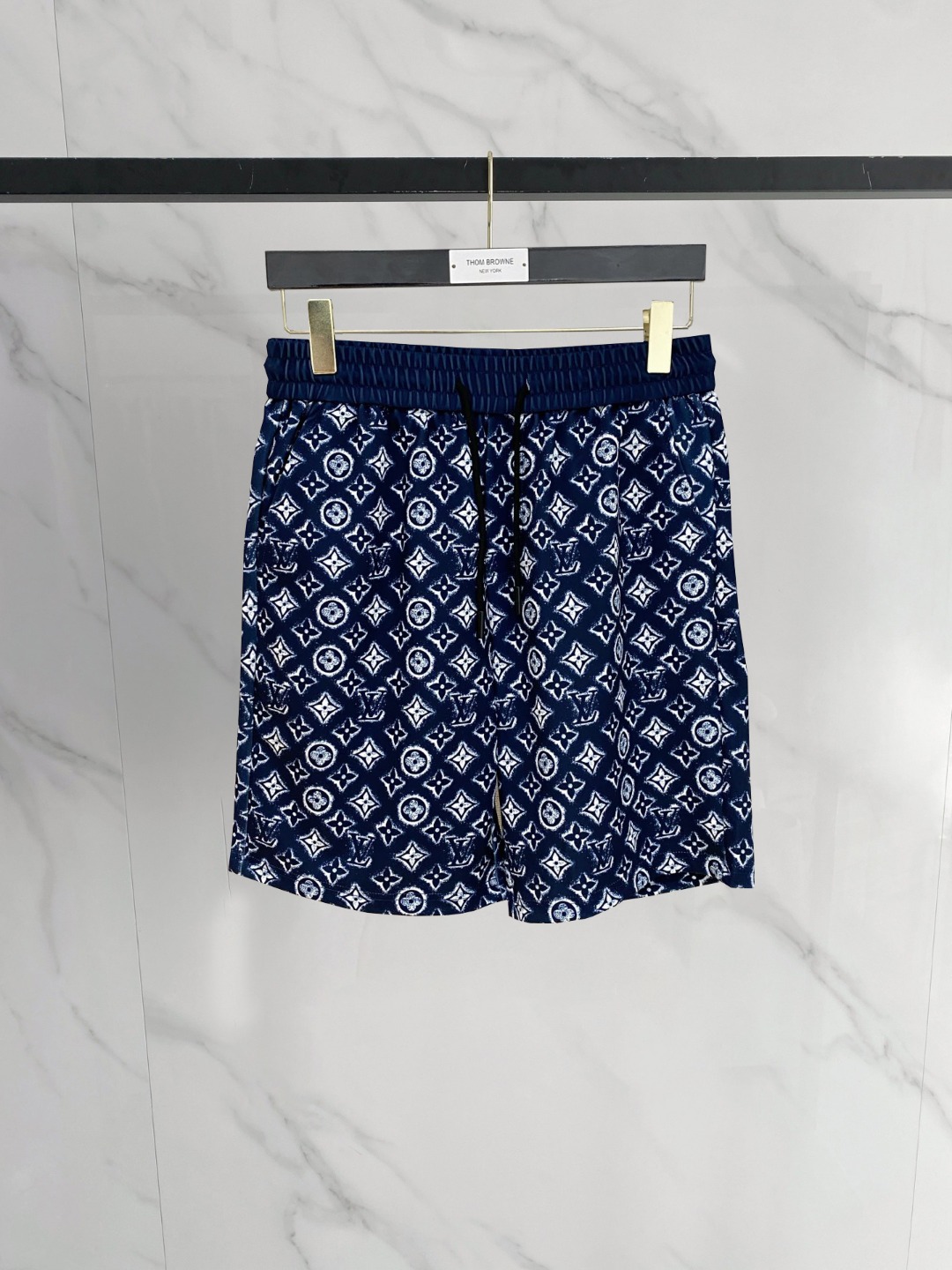 NO:849228,LV 2026 spring and summer new men's casual shorts, three-quarter pants, high-end goods, simple, fashionable and generous, customized original imported fabrics, simple and refreshing, high-quality workmanship details, exquisite, simple and generous, versatile style, elegant and handsome upper body, brand new sense of sight!  The appearance is incomparable, the details are in place, and the upper body is not picky!  Size M-3xL,,louis vuitton,shorts,19860909LV 2026春夏新款男士休闲短裤 五分裤 高端货简洁时尚大方定制原版进口面料简洁利落又清爽品质做工细节精美简约大方百搭款 上身优雅帅气,焕然一新的即视感！品相无敌,细节都很到位,上身不挑人！ 码数M-3xL,,louis vuitton,shorts,,Men's clothing