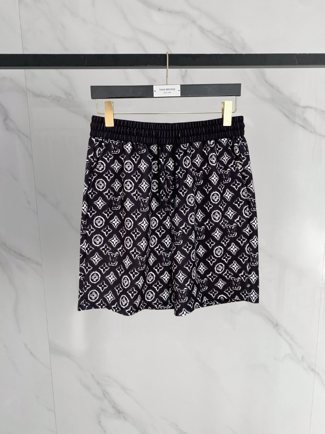 NO:849206,LV 2026 spring and summer new men's casual shorts, three-quarter pants, high-end goods, simple, fashionable and generous, customized original imported fabrics, simple and refreshing, high-quality workmanship details, exquisite, simple and generous, versatile style, elegant and handsome upper body, brand new sense of sight!  The appearance is incomparable, the details are in place, and the upper body is not picky!  Size M-3xL,,louis vuitton,shorts,19860909LV 2026春夏新款男士休闲短裤 五分裤 高端货简洁时尚大方定制原版进口面料简洁利落又清爽品质做工细节精美简约大方百搭款 上身优雅帅气,焕然一新的即视感！品相无敌,细节都很到位,上身不挑人！ 码数M-3xL,,louis vuitton,shorts,,Men's clothing