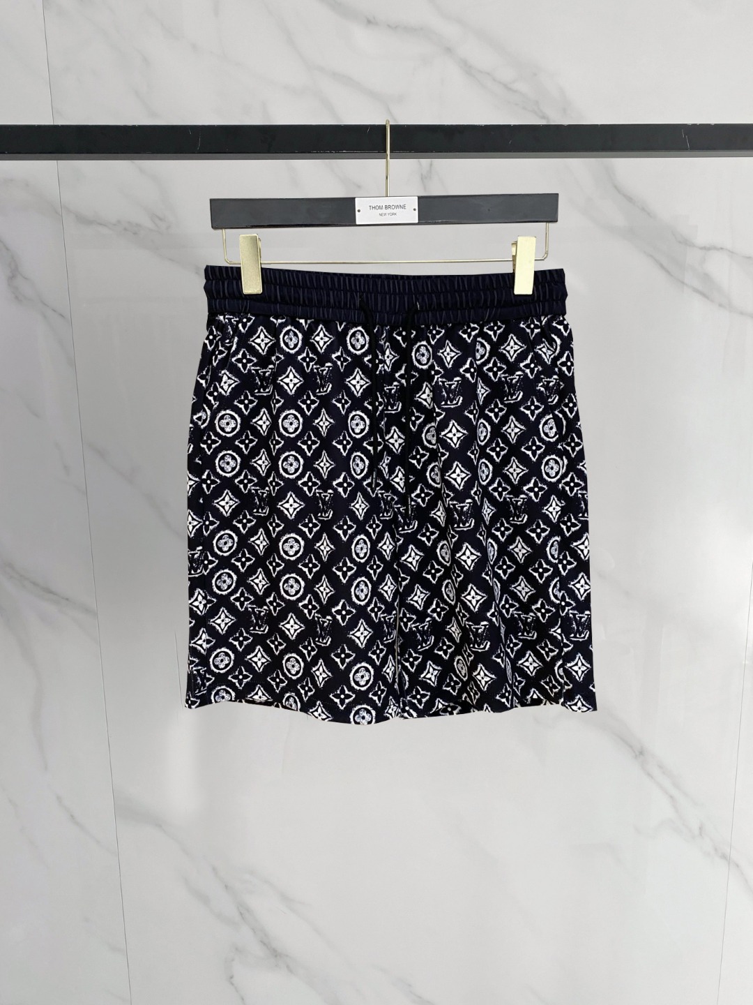NO:776550,LV 2026 spring and summer new men's casual shorts, three-quarter pants, high-end goods, simple, fashionable and generous, customized original imported fabrics, simple and refreshing, high-quality workmanship details, exquisite, simple and generous, versatile style, elegant and handsome upper body, brand new sense of sight!  The appearance is incomparable, the details are in place, and the upper body is not picky!  Size M-3xL,,louis vuitton,shorts,19860909LV 2026春夏新款男士休闲短裤 五分裤 高端货简洁时尚大方定制原版进口面料简洁利落又清爽品质做工细节精美简约大方百搭款 上身优雅帅气,焕然一新的即视感！品相无敌,细节都很到位,上身不挑人！ 码数M-3xL,,louis vuitton,shorts,,Men's clothing