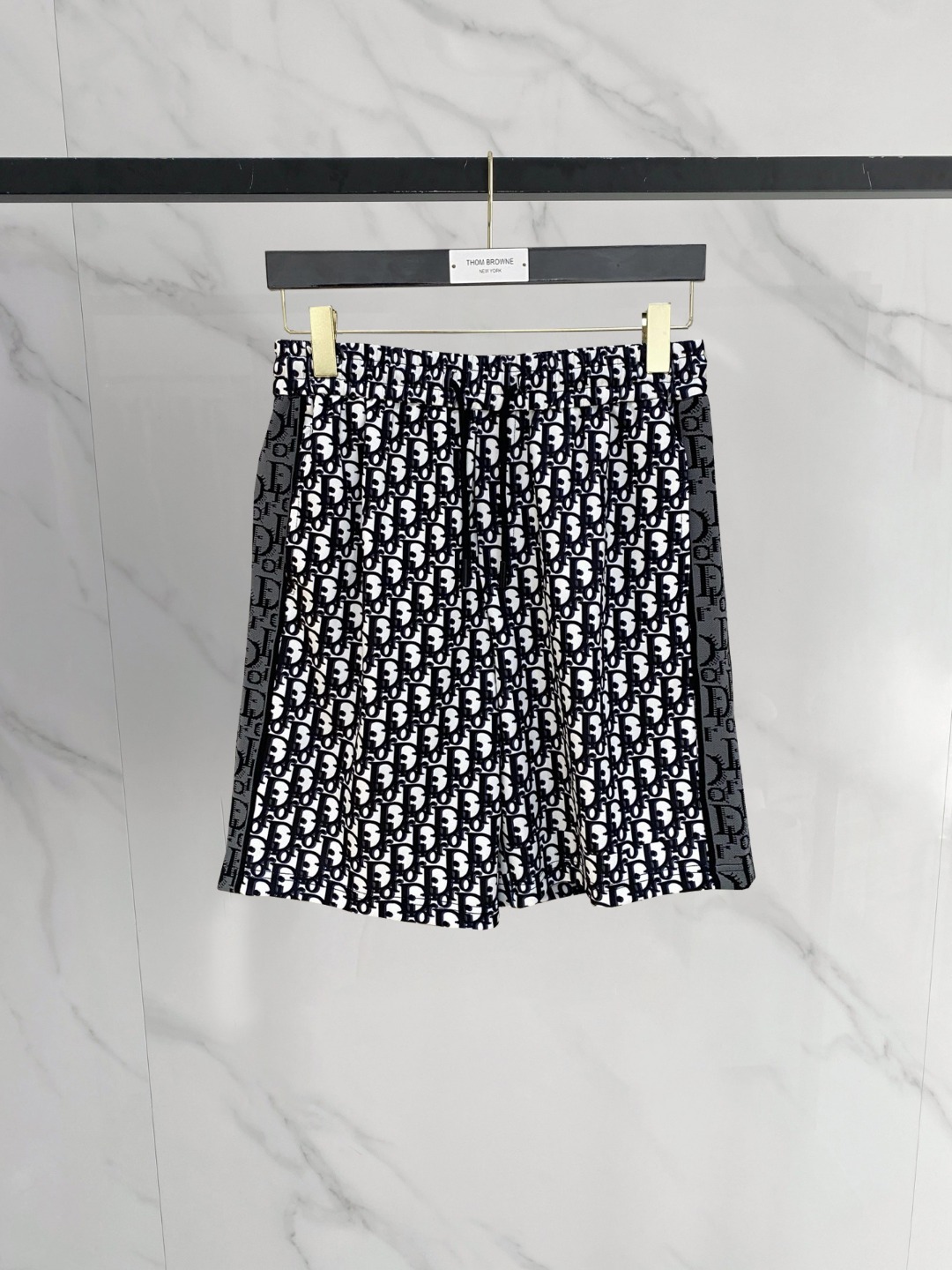 NO:849219,Dior 2026 spring and summer new men's casual shorts, three-quarter pants, high-end goods, simple, fashionable and generous, customized original imported fabrics, simple and refreshing, high-quality workmanship details, exquisite, simple and generous, versatile style, elegant and handsome upper body, brand new sense of sight!  The appearance is incomparable, the details are in place, and the upper body is not picky!  Size M-3xL,,dior,shorts,19860909迪奥 2026春夏新款男士休闲短裤 五分裤 高端货简洁时尚大方定制原版进口面料简洁利落又清爽品质做工细节精美简约大方百搭款 上身优雅帅气,焕然一新的即视感！品相无敌,细节都很到位,上身不挑人！ 码数M-3xL,,dior,shorts,,Men's clothing