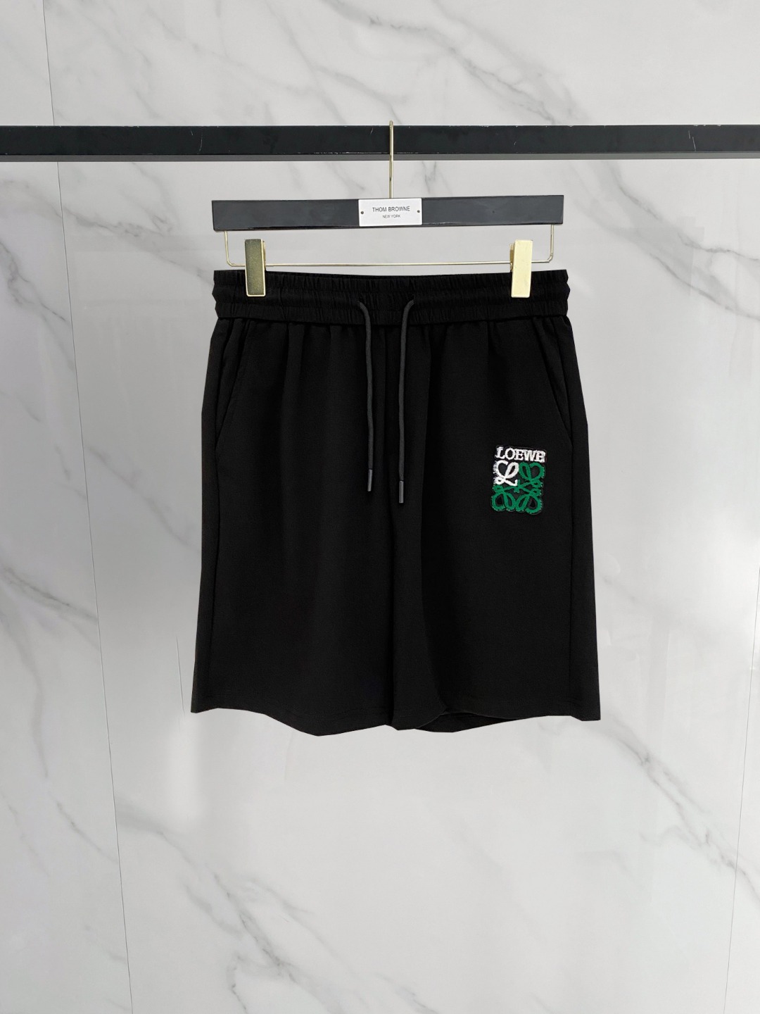 NO:849231,Loewe 2026 spring and summer new men's casual shorts, three-quarter pants, high-end goods, simple, fashionable and generous, customized original imported fabrics, simple and refreshing, high-quality workmanship details, exquisite, simple and generous, versatile style, elegant and handsome upper body, brand new sense of sight!  The appearance is incomparable, the details are in place, and the upper body is not picky!  Size M-3xL,,loewe,shorts,19860909罗意威 2026春夏新款男士休闲短裤 五分裤 高端货简洁时尚大方定制原版进口面料简洁利落又清爽品质做工细节精美简约大方百搭款 上身优雅帅气,焕然一新的即视感！品相无敌,细节都很到位,上身不挑人！ 码数M-3xL,,loewe,shorts,,Men's clothing