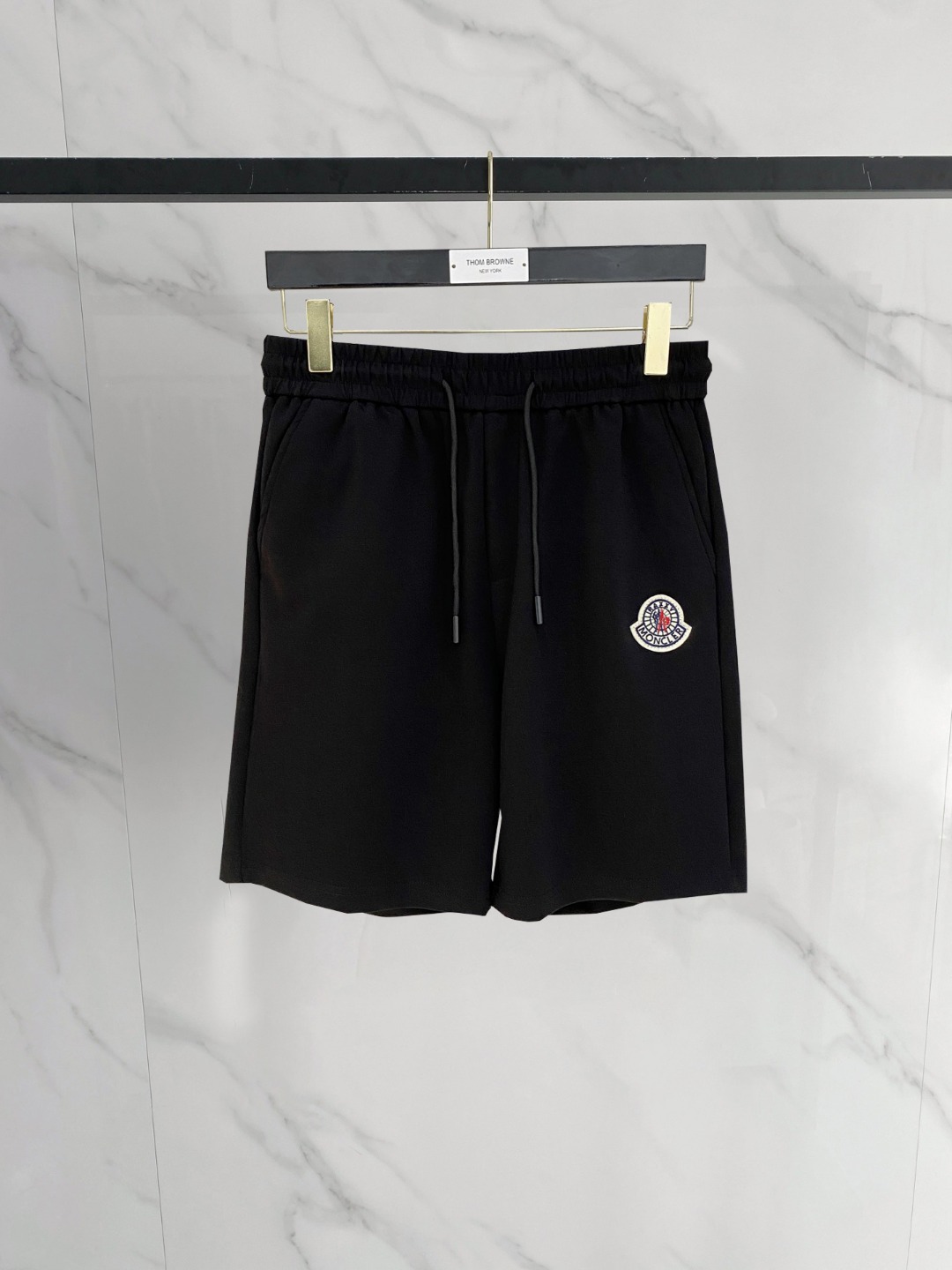 NO:849208,Mengkou 2026 spring and summer new men's casual shorts, five-quarter pants, high-end goods, simple, fashionable and generous, customized original imported fabrics, simple and refreshing, high-quality workmanship details, exquisite, simple and generous, versatile style, elegant and handsome upper body, brand new sense of sight!  The appearance is incomparable, the details are in place, and the upper body is not picky!  Size M-3xL,,Moncler,shorts,19860909蒙口 2026春夏新款男士休闲短裤 五分裤 高端货简洁时尚大方定制原版进口面料简洁利落又清爽品质做工细节精美简约大方百搭款 上身优雅帅气,焕然一新的即视感！品相无敌,细节都很到位,上身不挑人！ 码数M-3xL,,Moncler,shorts,,Men's clothing