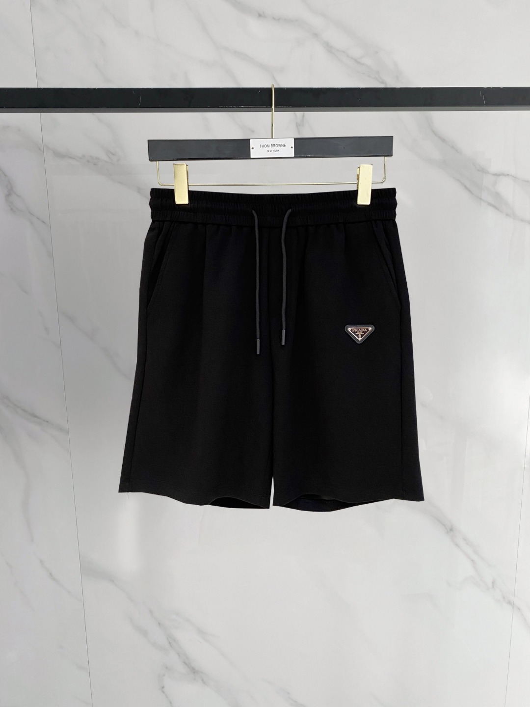 NO:776526,Prada 2026 spring and summer new men's casual shorts, three-quarter pants, high-end goods, simple, fashionable and generous, customized original imported fabrics, simple and refreshing, high-quality workmanship details, exquisite, simple and generous, versatile style, elegant and handsome upper body, brand new sense of sight!  The appearance is incomparable, the details are in place, and the upper body is not picky!  Size M-3xL,,prada,shorts,19860909普拉达 2026春夏新款男士休闲短裤 五分裤 高端货简洁时尚大方定制原版进口面料简洁利落又清爽品质做工细节精美简约大方百搭款 上身优雅帅气,焕然一新的即视感！品相无敌,细节都很到位,上身不挑人！ 码数M-3xL,,prada,shorts,,Men's clothing