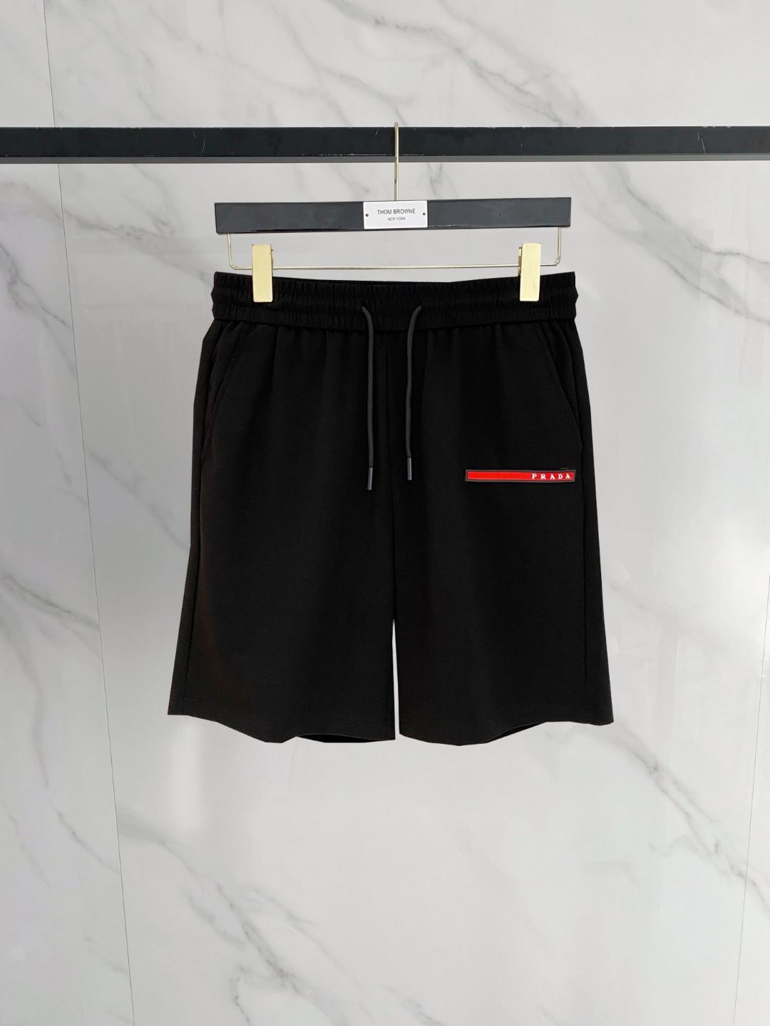 NO:849216,Prada 2026 spring and summer new men's casual shorts, three-quarter pants, high-end goods, simple, fashionable and generous, customized original imported fabrics, simple and refreshing, high-quality workmanship details, exquisite, simple and generous, versatile style, elegant and handsome upper body, brand new sense of sight!  The appearance is incomparable, the details are in place, and the upper body is not picky!  Size M-3xL,,prada,shorts,19860909普拉达 2026春夏新款男士休闲短裤 五分裤 高端货简洁时尚大方定制原版进口面料简洁利落又清爽品质做工细节精美简约大方百搭款 上身优雅帅气,焕然一新的即视感！品相无敌,细节都很到位,上身不挑人！ 码数M-3xL,,prada,shorts,,Men's clothing