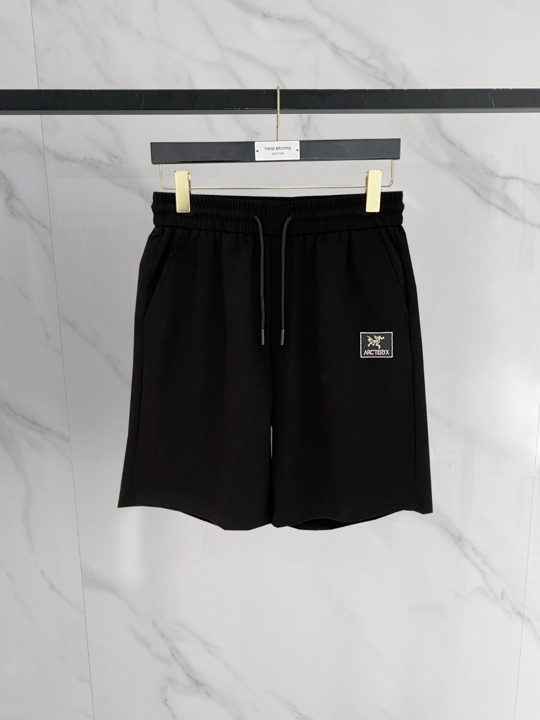 NO:776531,Arc'teryx 2026 spring and summer new men's casual shorts, five-quarter pants, high-end goods, simple, fashionable and generous, customized original imported fabrics, simple and refreshing, high-quality workmanship details, exquisite, simple and generous, versatile style, elegant and handsome upper body, brand new sense of sight!  The appearance is incomparable, the details are in place, and the upper body is not picky!  Code number M-3xL,arc'teryx,shorts,19860909始祖鸟 2026春夏新款男士休闲短裤 五分裤 高端货简洁时尚大方定制原版进口面料简洁利落又清爽品质做工细节精美简约大方百搭款 上身优雅帅气,焕然一新的即视感！品相无敌,细节都很到位,上身不挑人！ 码数M-3xL,arc'teryx,shorts,,Men's clothing