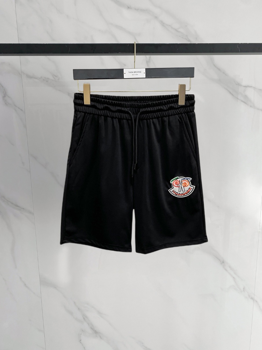 NO:776536,Mengkou 2026 spring and summer new men's casual shorts, five-quarter pants, high-end goods, simple, fashionable and generous, customized original imported fabrics, simple and refreshing, high-quality workmanship details, exquisite, simple and generous, versatile style, elegant and handsome upper body, brand new sense of sight!  The appearance is incomparable, the details are in place, and the upper body is not picky!  Size M-3xL,,Moncler,shorts,19860909蒙口 2026春夏新款男士休闲短裤 五分裤 高端货简洁时尚大方定制原版进口面料简洁利落又清爽品质做工细节精美简约大方百搭款 上身优雅帅气,焕然一新的即视感！品相无敌,细节都很到位,上身不挑人！ 码数M-3xL,,Moncler,shorts,,Men's clothing