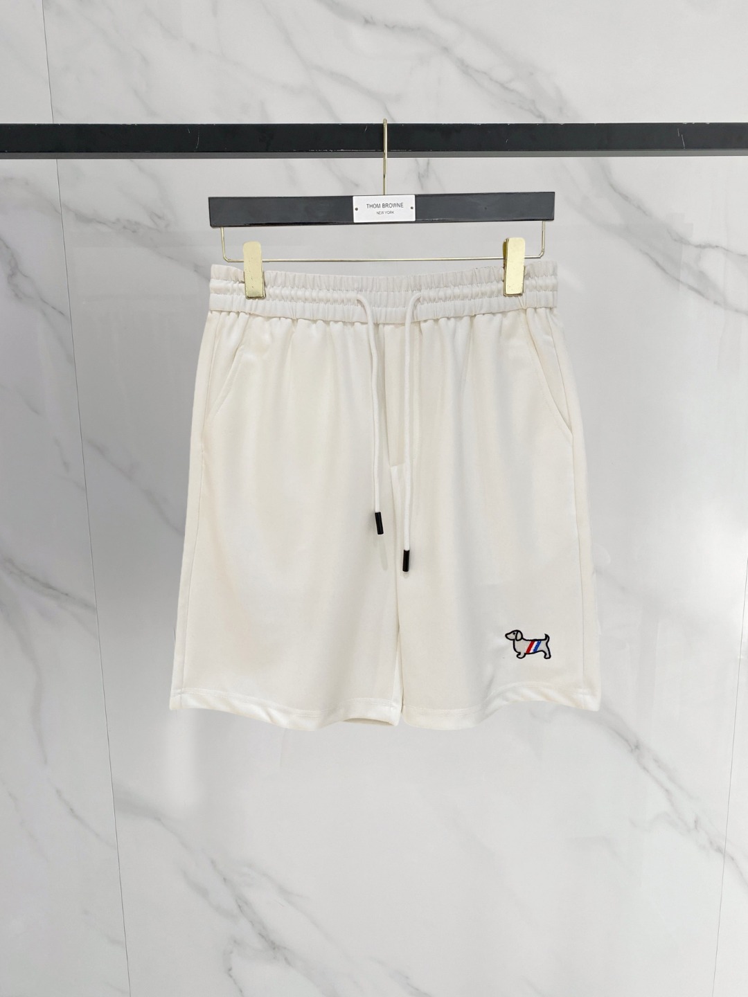 NO:776547,TB 2026 spring and summer new men's casual shorts, three-quarter pants, high-end goods, simple, fashionable and generous, customized original imported fabrics, simple and refreshing, high-quality workmanship details, exquisite, simple and generous, versatile style, elegant and handsome upper body, brand new sense of sight!  The appearance is incomparable, the details are in place, and the upper body is not picky!  Code number M-3xL,,shorts,19860909TB 2026春夏新款男士休闲短裤 五分裤 高端货简洁时尚大方定制原版进口面料简洁利落又清爽品质做工细节精美简约大方百搭款 上身优雅帅气,焕然一新的即视感！品相无敌,细节都很到位,上身不挑人！ 码数M-3xL,,shorts,,Men's clothing