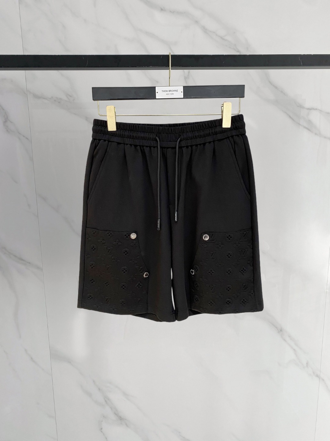 NO:776552,LV 2026 spring and summer new men's casual shorts, three-quarter pants, high-end goods, simple, fashionable and generous, customized original imported fabrics, simple and refreshing, high-quality workmanship details, exquisite, simple and generous, versatile style, elegant and handsome upper body, brand new sense of sight!  The appearance is incomparable, the details are in place, and the upper body is not picky!  Size M-3xL,,louis vuitton,shorts,19860909LV 2026春夏新款男士休闲短裤 五分裤 高端货简洁时尚大方定制原版进口面料简洁利落又清爽品质做工细节精美简约大方百搭款 上身优雅帅气,焕然一新的即视感！品相无敌,细节都很到位,上身不挑人！ 码数M-3xL,,louis vuitton,shorts,,Men's clothing