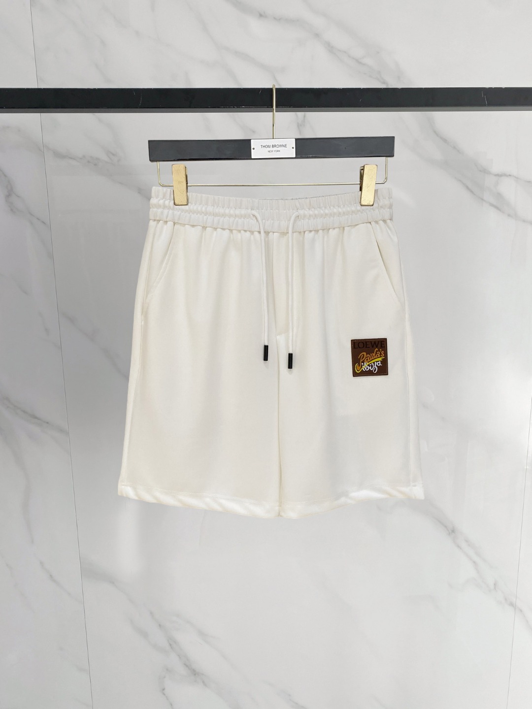 NO:776555,Loewe 2026 spring and summer new men's casual shorts, three-quarter pants, high-end goods, simple, fashionable and generous, customized original imported fabrics, simple and refreshing, high-quality workmanship details, exquisite, simple and generous, versatile style, elegant and handsome upper body, brand new sense of sight!  The appearance is incomparable, the details are in place, and the upper body is not picky!  Size M-3xL,,loewe,shorts,19860909罗意威 2026春夏新款男士休闲短裤 五分裤 高端货简洁时尚大方定制原版进口面料简洁利落又清爽品质做工细节精美简约大方百搭款 上身优雅帅气,焕然一新的即视感！品相无敌,细节都很到位,上身不挑人！ 码数M-3xL,,loewe,shorts,,Men's clothing