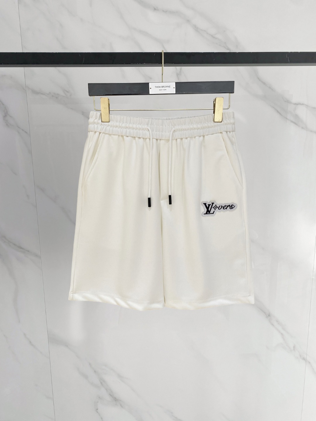 NO:776560,LV 2026 spring and summer new men's casual shorts, three-quarter pants, high-end goods, simple, fashionable and generous, customized original imported fabrics, simple and refreshing, high-quality workmanship details, exquisite, simple and generous, versatile style, elegant and handsome upper body, brand new sense of sight!  The appearance is incomparable, the details are in place, and the upper body is not picky!  Size M-3xL,,louis vuitton,shorts,19860909LV 2026春夏新款男士休闲短裤 五分裤 高端货简洁时尚大方定制原版进口面料简洁利落又清爽品质做工细节精美简约大方百搭款 上身优雅帅气,焕然一新的即视感！品相无敌,细节都很到位,上身不挑人！ 码数M-3xL,,louis vuitton,shorts,,Men's clothing