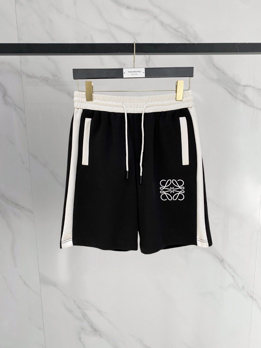 NO:776570,Loewe 2026 spring and summer new men's casual shorts, three-quarter pants, high-end goods, simple, fashionable and generous, customized original imported fabrics, simple and refreshing, high-quality workmanship details, exquisite, simple and generous, versatile style, elegant and handsome upper body, brand new sense of sight!  The appearance is incomparable, the details are in place, and the upper body is not picky!  Size M-3xL,,loewe,shorts,19860909罗意威 2026春夏新款男士休闲短裤 五分裤 高端货简洁时尚大方定制原版进口面料简洁利落又清爽品质做工细节精美简约大方百搭款 上身优雅帅气,焕然一新的即视感！品相无敌,细节都很到位,上身不挑人！ 码数M-3xL,,loewe,shorts,,Men's clothing