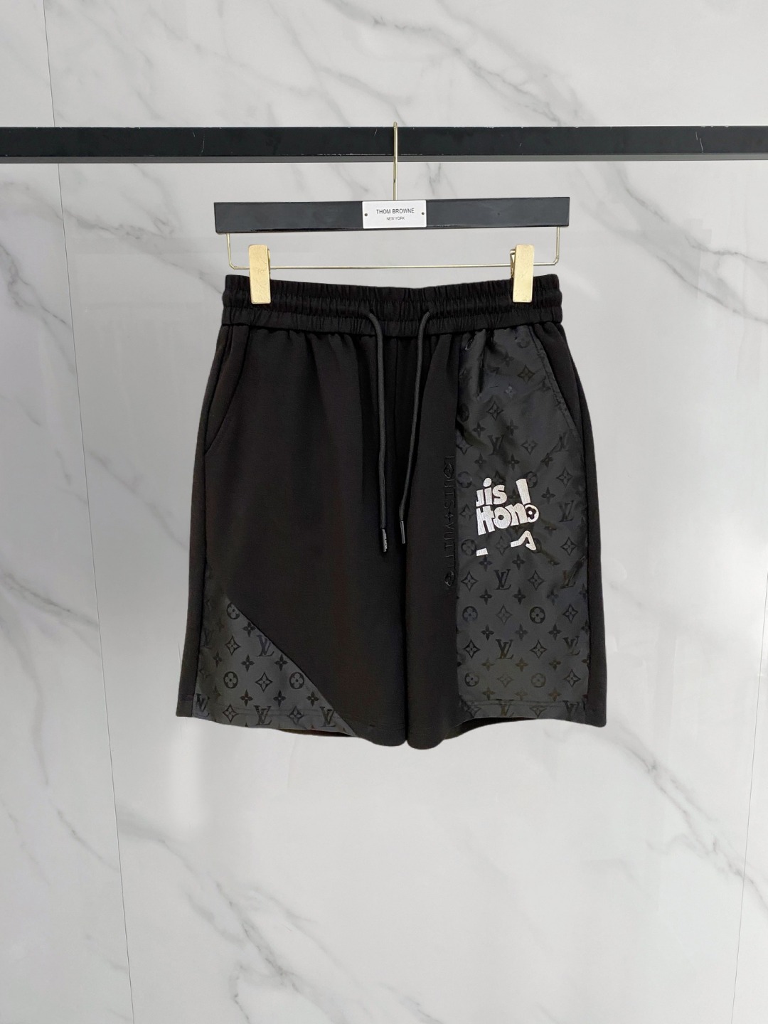 NO:776574,LV 2026 spring and summer new men's casual shorts, three-quarter pants, high-end goods, simple, fashionable and generous, customized original imported fabrics, simple and refreshing, high-quality workmanship details, exquisite, simple and generous, versatile style, elegant and handsome upper body, brand new sense of sight!  The appearance is incomparable, the details are in place, and the upper body is not picky!  Size M-3xL,,louis vuitton,shorts,19860909LV 2026春夏新款男士休闲短裤 五分裤 高端货简洁时尚大方定制原版进口面料简洁利落又清爽品质做工细节精美简约大方百搭款 上身优雅帅气,焕然一新的即视感！品相无敌,细节都很到位,上身不挑人！ 码数M-3xL,,louis vuitton,shorts,,Men's clothing
