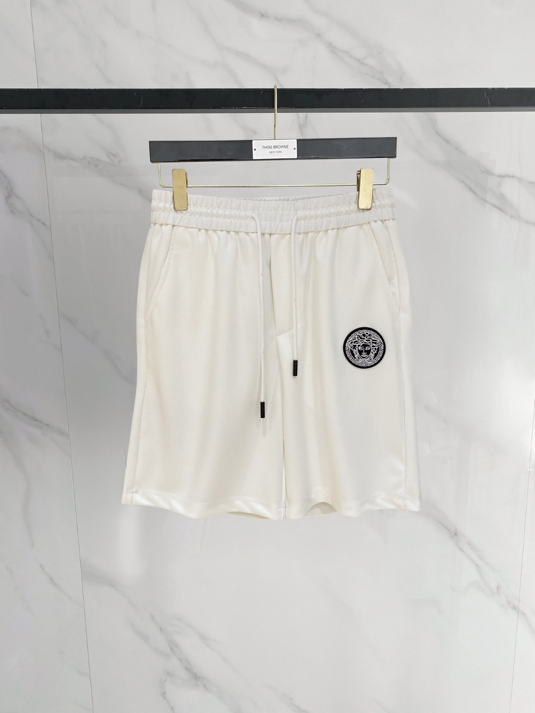 NO:776588,Versace 2026 spring and summer new men's casual shorts, three-quarter pants, high-end goods, simple, fashionable and generous, customized original imported fabrics, simple and refreshing, high-quality workmanship details, exquisite, simple and generous, versatile style, elegant and handsome upper body, brand new sense of sight!  The appearance is incomparable, the details are in place, and the upper body is not picky!  Size M-3xL,,versace,shorts,19860909范思哲 2026春夏新款男士休闲短裤 五分裤 高端货简洁时尚大方定制原版进口面料简洁利落又清爽品质做工细节精美简约大方百搭款 上身优雅帅气,焕然一新的即视感！品相无敌,细节都很到位,上身不挑人！ 码数M-3xL,,versace,shorts,,Men's clothing