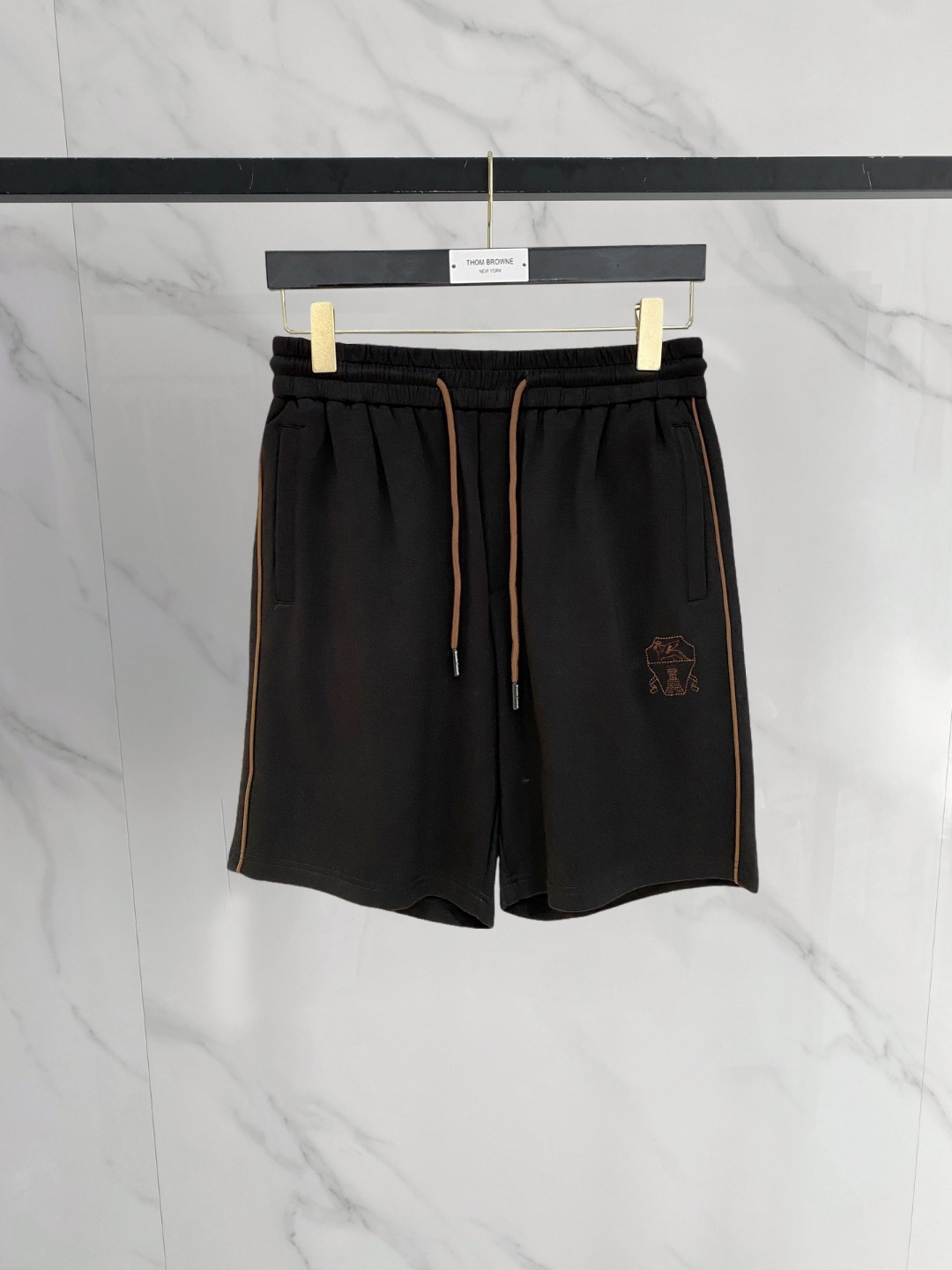NO:776593,BC 2026 spring and summer new men's casual shorts, three-quarter pants, high-end goods, simple, fashionable and generous, customized original imported fabrics, simple and refreshing, high-quality workmanship details, exquisite, simple and generous, versatile style, elegant and handsome upper body, brand new sense of sight!  The appearance is incomparable, the details are in place, and the upper body is not picky!  Code number M-3xL,,shorts,19860909BC 2026春夏新款男士休闲短裤 五分裤 高端货简洁时尚大方定制原版进口面料简洁利落又清爽品质做工细节精美简约大方百搭款 上身优雅帅气,焕然一新的即视感！品相无敌,细节都很到位,上身不挑人！ 码数M-3xL,,shorts,,Men's clothing