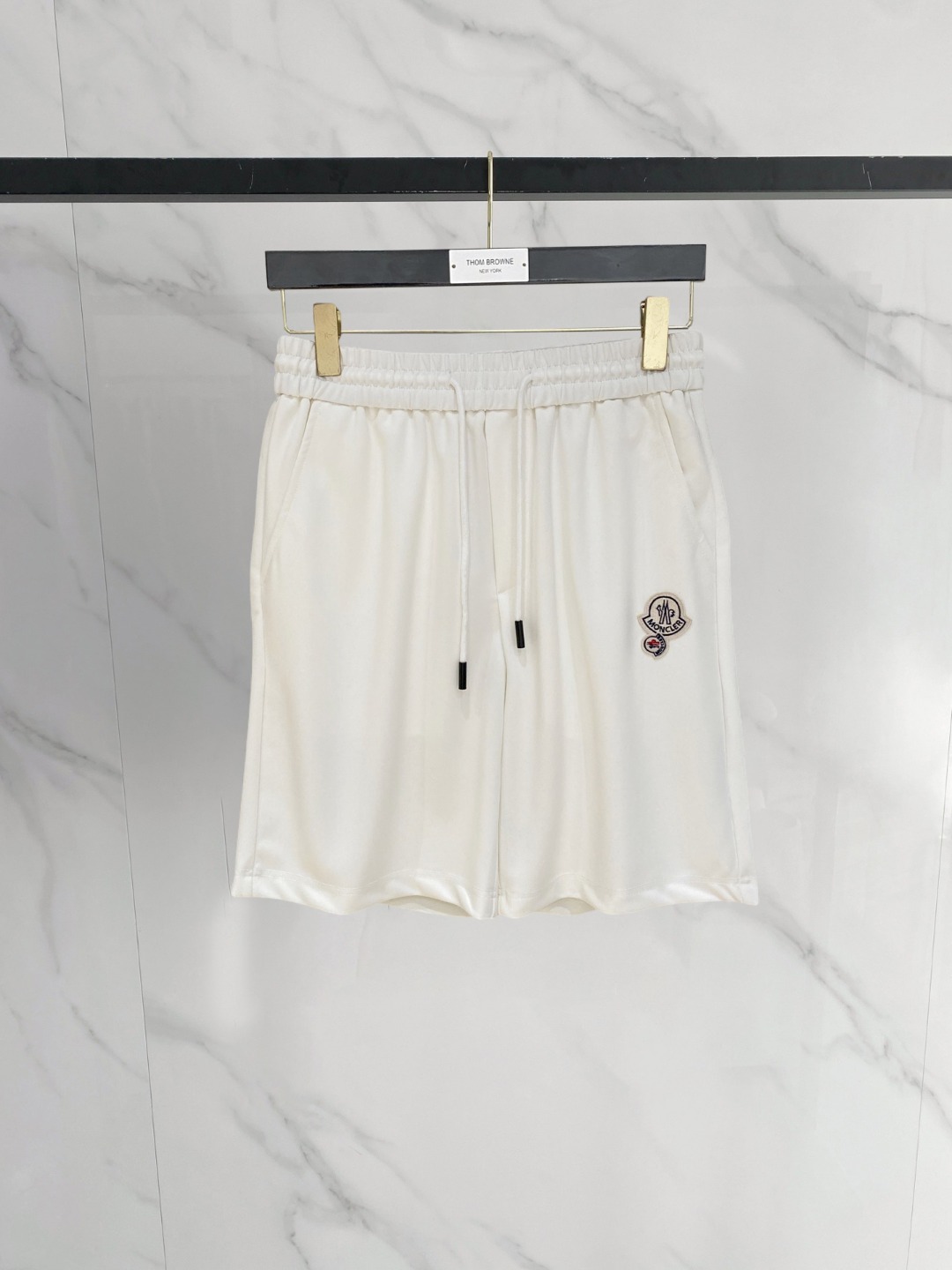 NO:776598,Mengkou 2026 spring and summer new men's casual shorts, five-quarter pants, high-end goods, simple, fashionable and generous, customized original imported fabrics, simple and refreshing, high-quality workmanship details, exquisite, simple and generous, versatile style, elegant and handsome upper body, brand new sense of sight!  The appearance is incomparable, the details are in place, and the upper body is not picky!  Size M-3xL,,Moncler,shorts,19860909蒙口 2026春夏新款男士休闲短裤 五分裤 高端货简洁时尚大方定制原版进口面料简洁利落又清爽品质做工细节精美简约大方百搭款 上身优雅帅气,焕然一新的即视感！品相无敌,细节都很到位,上身不挑人！ 码数M-3xL,,Moncler,shorts,,Men's clothing