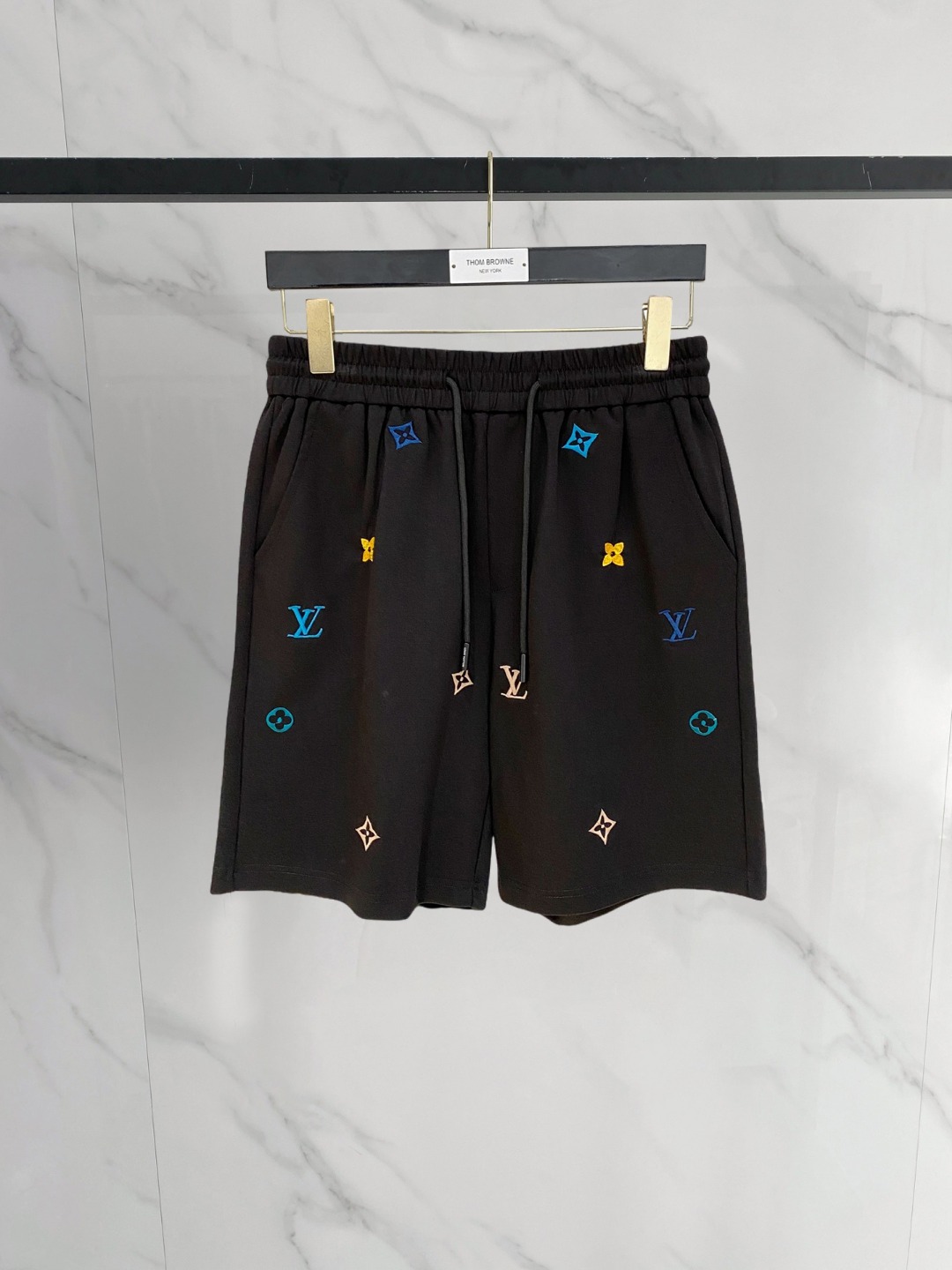 NO:776603,LV 2026 spring and summer new men's casual shorts, three-quarter pants, high-end goods, simple, fashionable and generous, customized original imported fabrics, simple and refreshing, high-quality workmanship details, exquisite, simple and generous, versatile style, elegant and handsome upper body, brand new sense of sight!  The appearance is incomparable, the details are in place, and the upper body is not picky!  Size M-3xL,,louis vuitton,shorts,19860909LV 2026春夏新款男士休闲短裤 五分裤 高端货简洁时尚大方定制原版进口面料简洁利落又清爽品质做工细节精美简约大方百搭款 上身优雅帅气,焕然一新的即视感！品相无敌,细节都很到位,上身不挑人！ 码数M-3xL,,louis vuitton,shorts,,Men's clothing