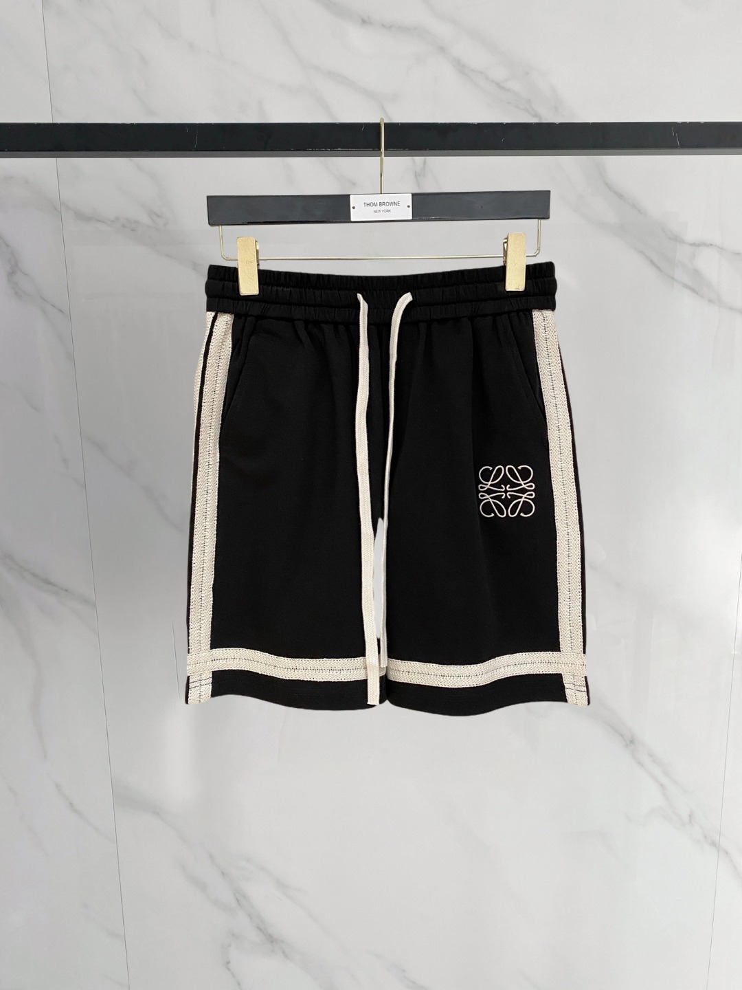 NO:776611,Loewe 2026 spring and summer new men's casual shorts, three-quarter pants, high-end goods, simple, fashionable and generous, customized original imported fabrics, simple and refreshing, high-quality workmanship details, exquisite, simple and generous, versatile style, elegant and handsome upper body, brand new sense of sight!  The appearance is incomparable, the details are in place, and the upper body is not picky!  Size M-3xL,,loewe,shorts,19860909罗意威 2026春夏新款男士休闲短裤 五分裤 高端货简洁时尚大方定制原版进口面料简洁利落又清爽品质做工细节精美简约大方百搭款 上身优雅帅气,焕然一新的即视感！品相无敌,细节都很到位,上身不挑人！ 码数M-3xL,,loewe,shorts,,Men's clothing