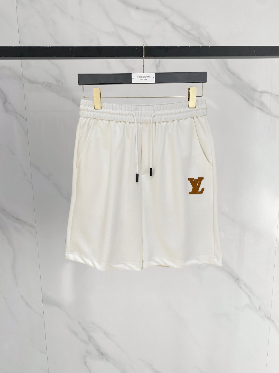 NO:776571,LV 2026 spring and summer new men's casual shorts, three-quarter pants, high-end goods, simple, fashionable and generous, customized original imported fabrics, simple and refreshing, high-quality workmanship details, exquisite, simple and generous, versatile style, elegant and handsome upper body, brand new sense of sight!  The appearance is incomparable, the details are in place, and the upper body is not picky!  Size M-3xL,,louis vuitton,shorts,19860909LV 2026春夏新款男士休闲短裤 五分裤 高端货简洁时尚大方定制原版进口面料简洁利落又清爽品质做工细节精美简约大方百搭款 上身优雅帅气,焕然一新的即视感！品相无敌,细节都很到位,上身不挑人！ 码数M-3xL,,louis vuitton,shorts,,Men's clothing