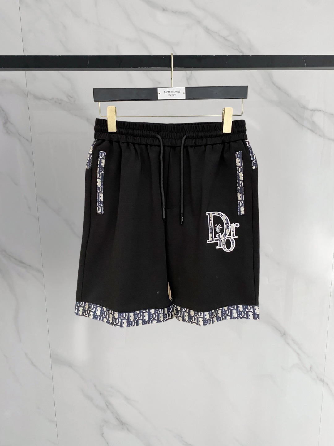 NO:776575,Dior 2026 spring and summer new men's casual shorts, three-quarter pants, high-end goods, simple, fashionable and generous, customized original imported fabrics, simple and refreshing, high-quality workmanship details, exquisite, simple and generous, versatile style, elegant and handsome upper body, brand new sense of sight!  The appearance is incomparable, the details are in place, and the upper body is not picky!  Size M-3xL,,dior,shorts,19860909迪奥 2026春夏新款男士休闲短裤 五分裤 高端货简洁时尚大方定制原版进口面料简洁利落又清爽品质做工细节精美简约大方百搭款 上身优雅帅气,焕然一新的即视感！品相无敌,细节都很到位,上身不挑人！ 码数M-3xL,,dior,shorts,,Men's clothing