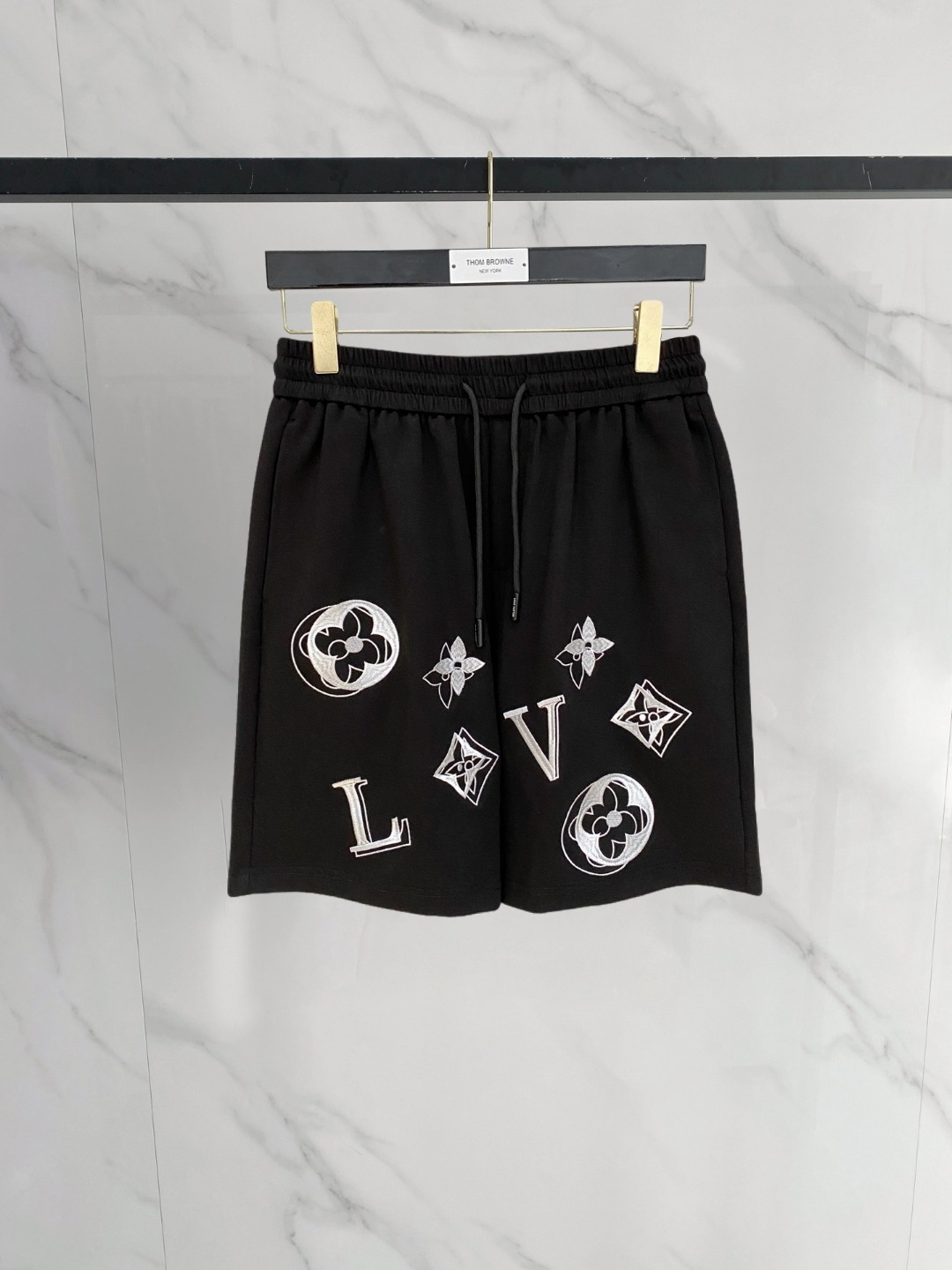 NO:774074,LV 2026 spring and summer new men's casual shorts, three-quarter pants, high-end goods, simple, fashionable and generous, customized original imported fabrics, simple and refreshing, high-quality workmanship details, exquisite, simple and generous, versatile style, elegant and handsome upper body, brand new sense of sight!  The appearance is incomparable, the details are in place, and the upper body is not picky!  Size M-3xL,,louis vuitton,shorts,19860909LV 2026春夏新款男士休闲短裤 五分裤 高端货简洁时尚大方定制原版进口面料简洁利落又清爽品质做工细节精美简约大方百搭款 上身优雅帅气,焕然一新的即视感！品相无敌,细节都很到位,上身不挑人！ 码数M-3xL,,louis vuitton,shorts,,Men's clothing